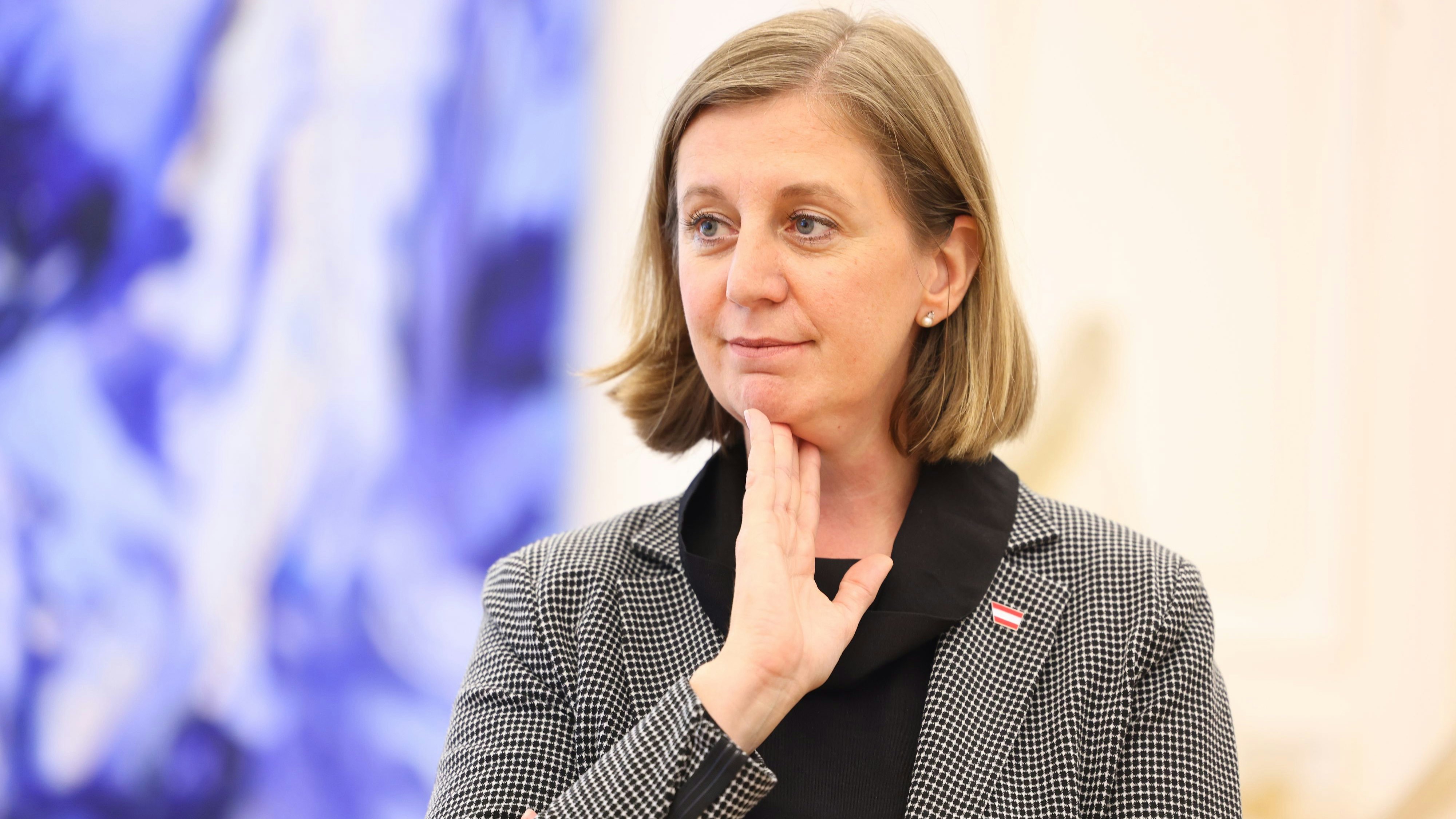 Finanzstaatssekretärin Barbara Eibinger-Miedl (ÖVP) schließt nicht aus, dass zusätzliche Sparmaßnahmen nötig sind.