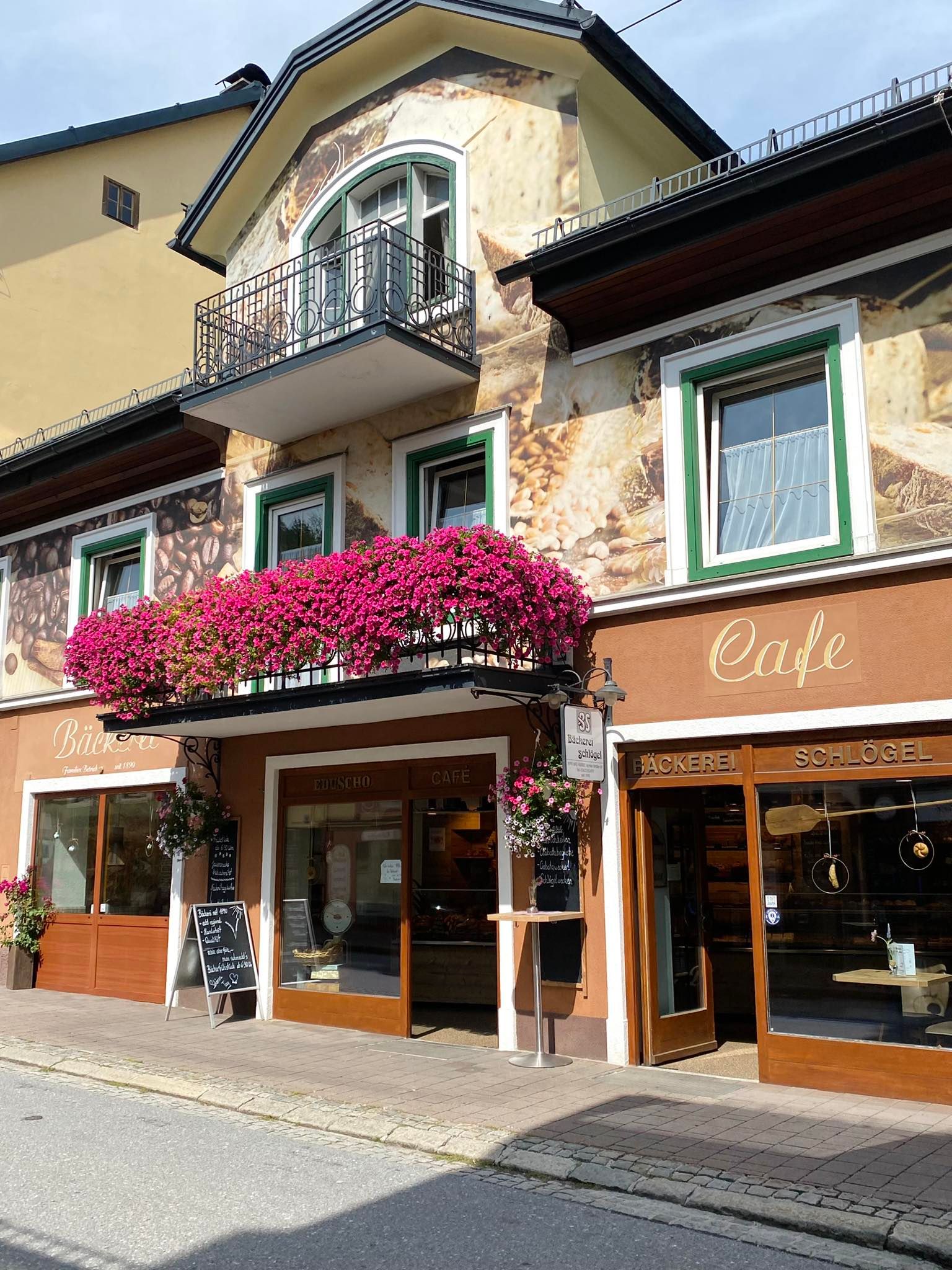 In der Bäckerei Schlögel in Bad Aussee sind derzeit drei Bäcker - darunter der Juniorchef - und ein Gehilfe am Werk. Für eine 6-Tage-Woche reicht das jedoch nicht.