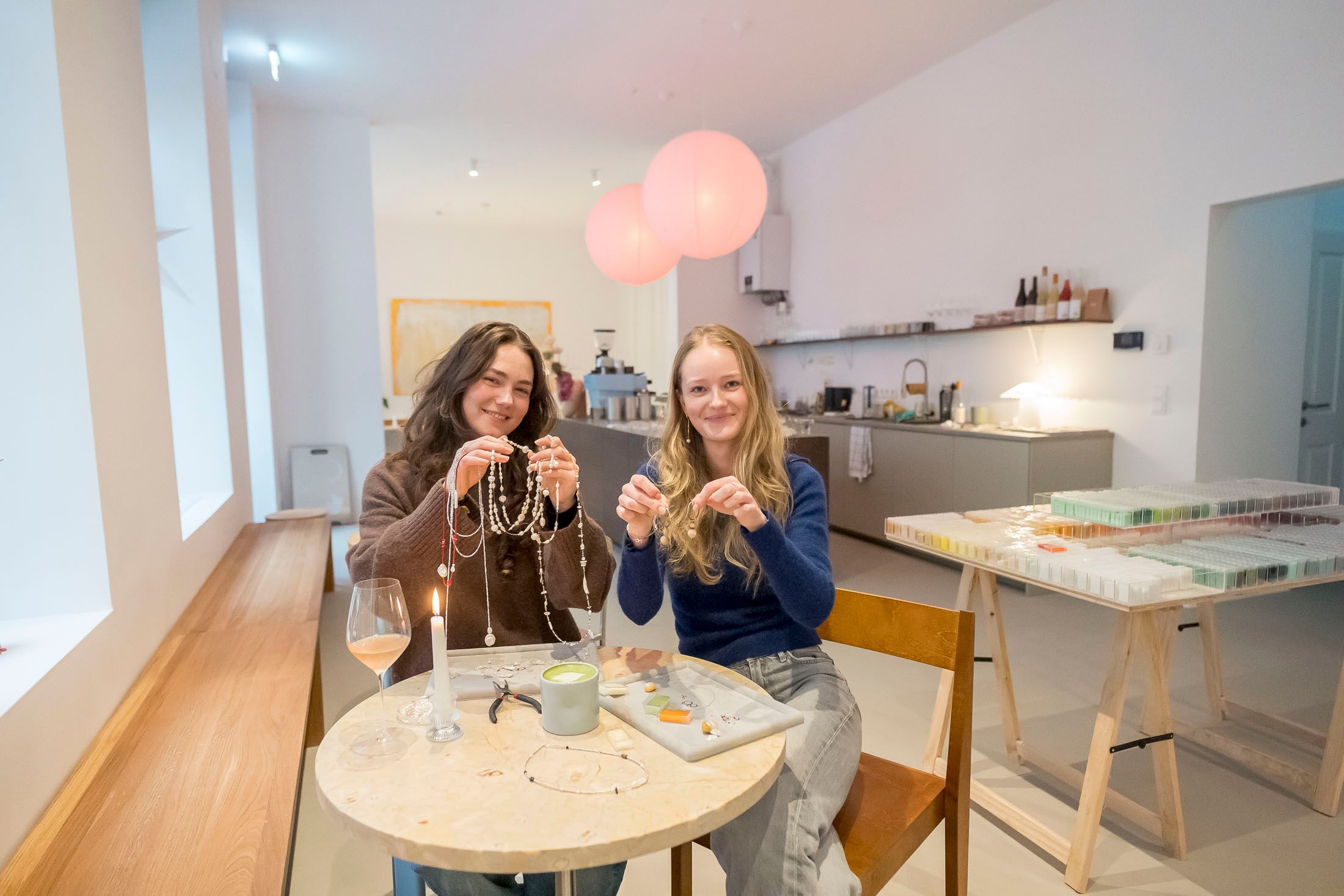 Emma und Emily (v.l.) haben das Schmuckcafé 