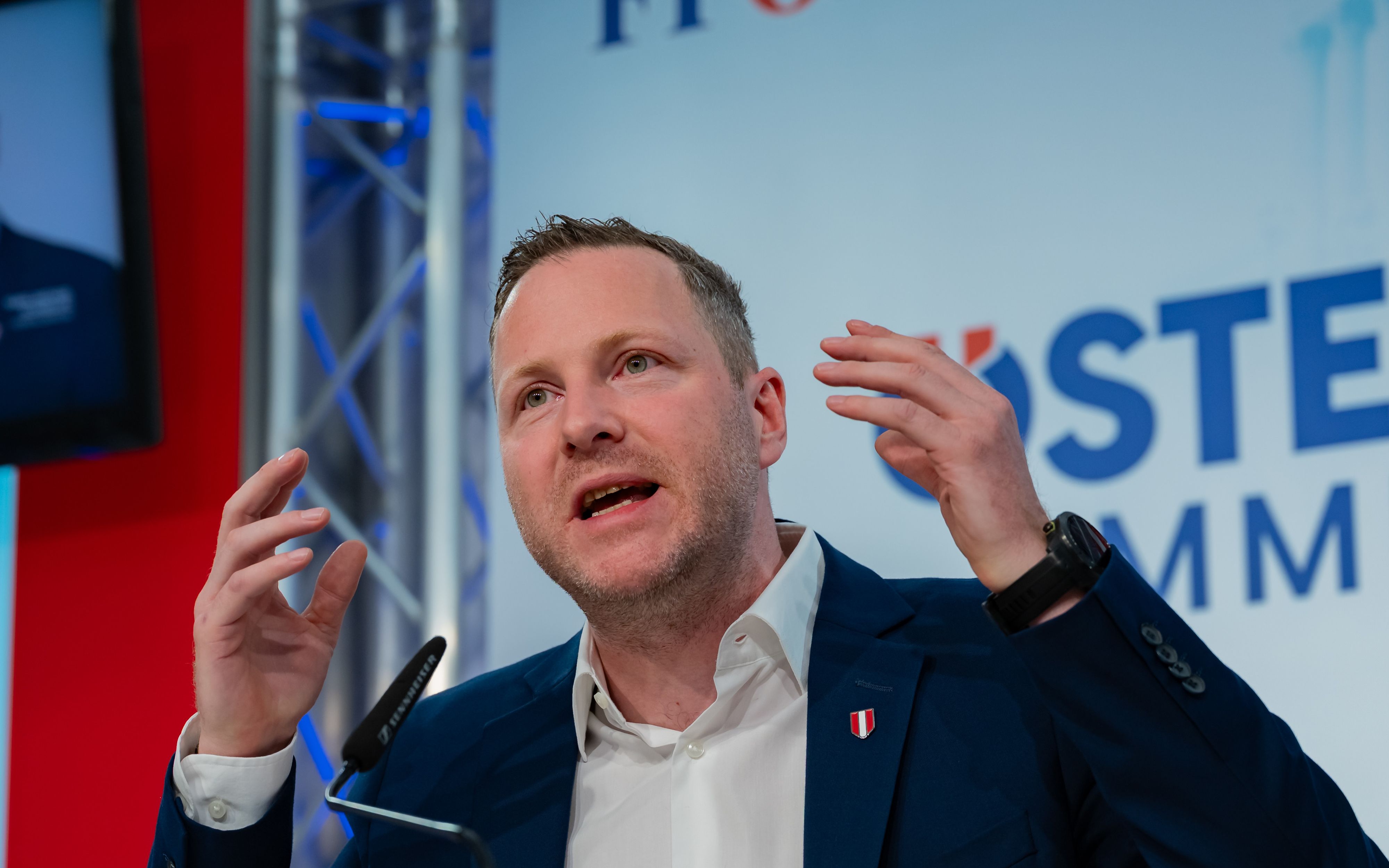 FPÖ-Generalsekretär Michael Schnedlitz feuerte in einer Pressekonferenz gegen die Kammern und die Regierung.