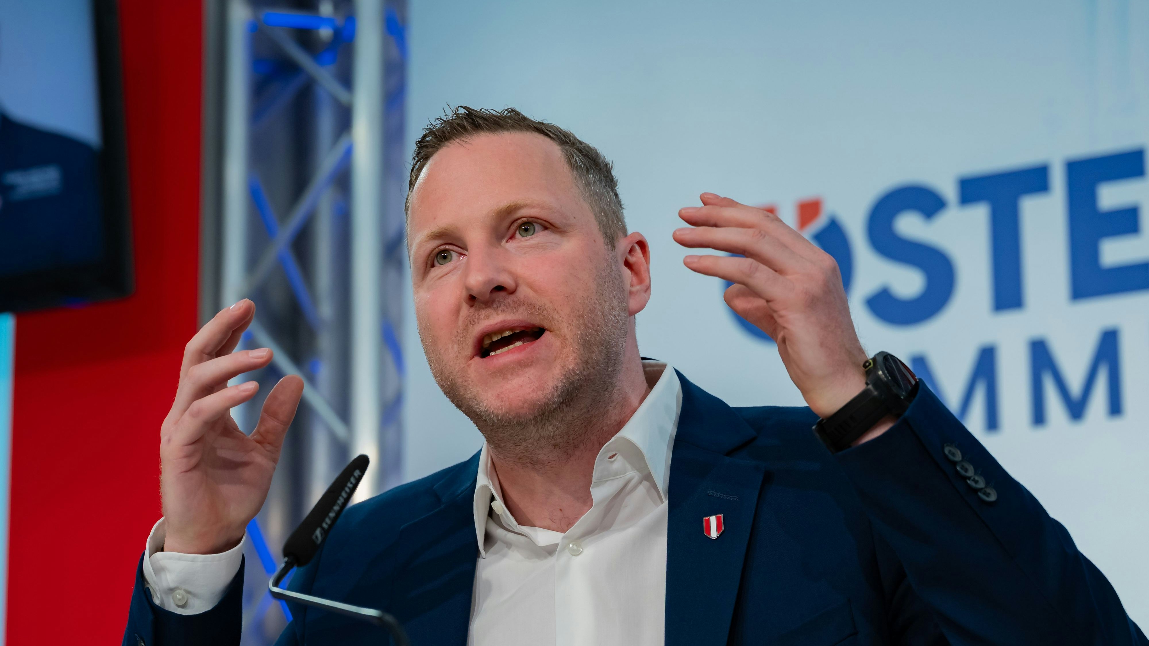 Heute.at - Mega-Gagen – Bevölkerung wird für dumm verkauft