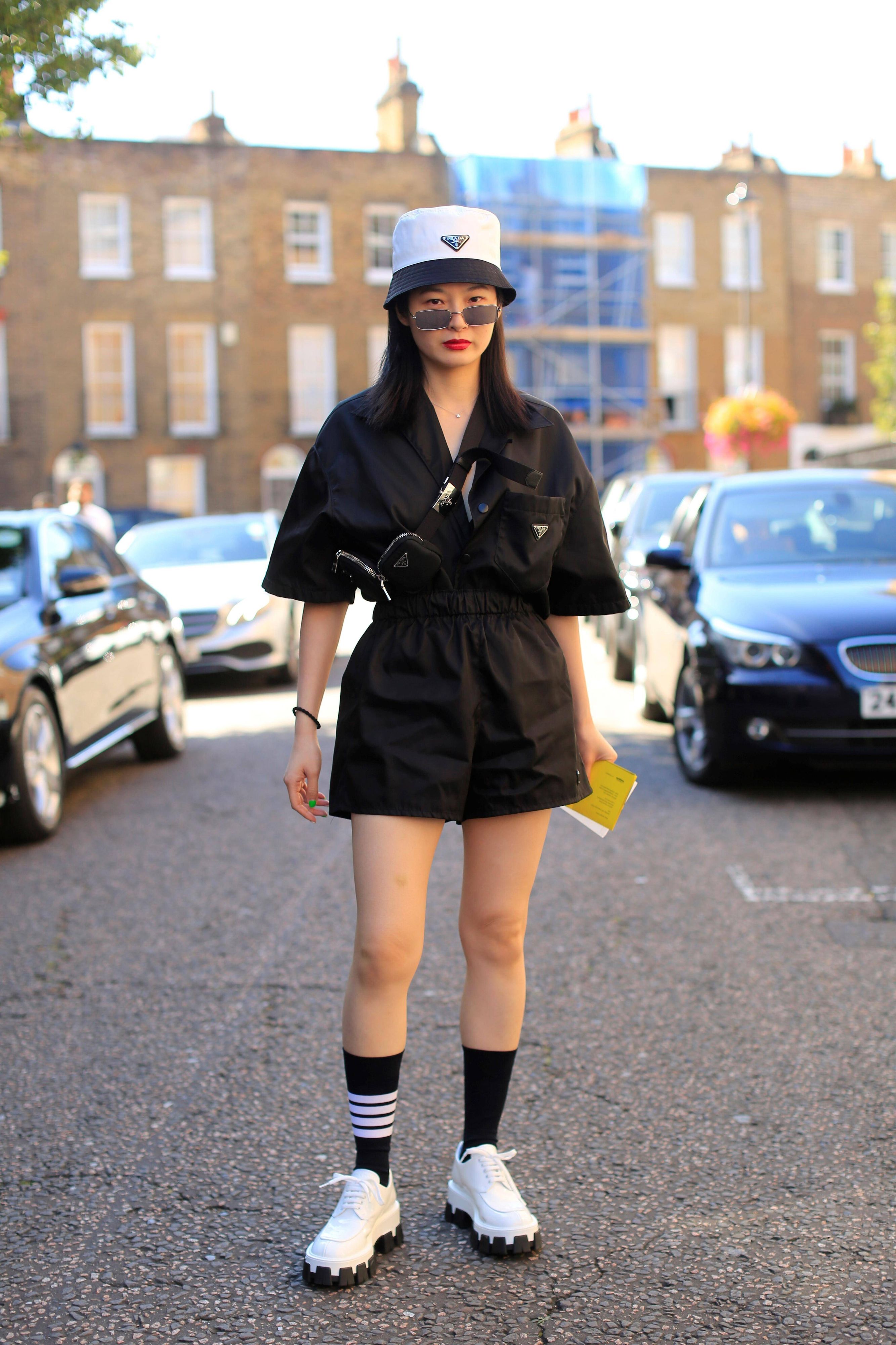 Schwarze Socken in weissen Turnschuhen wirken nicht hochwertig, wie Fashion Consultant Sharon Jost meint.