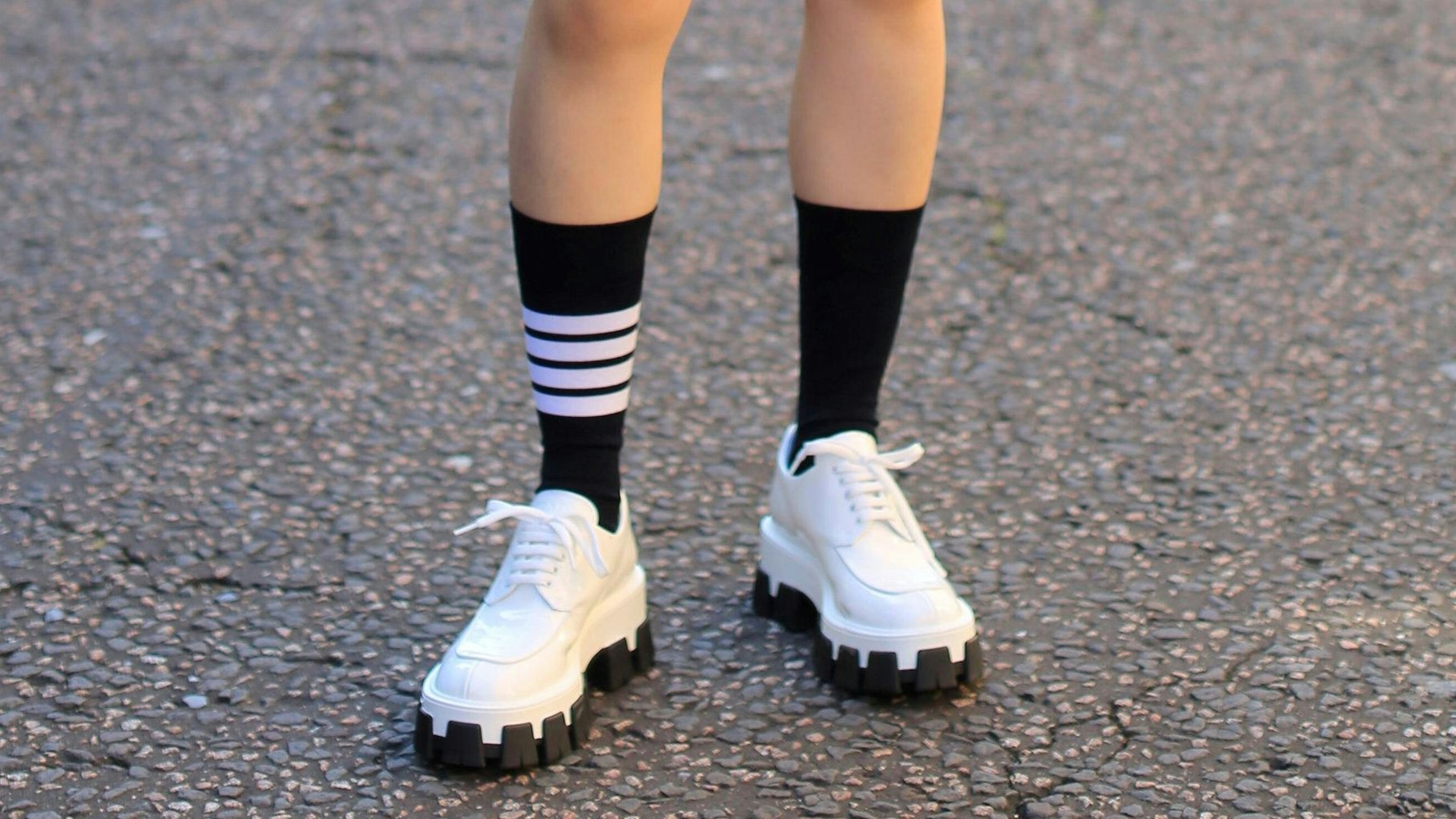 Heute.at - Schwarze Socken in Sneakers sind ein absolutes No-Go