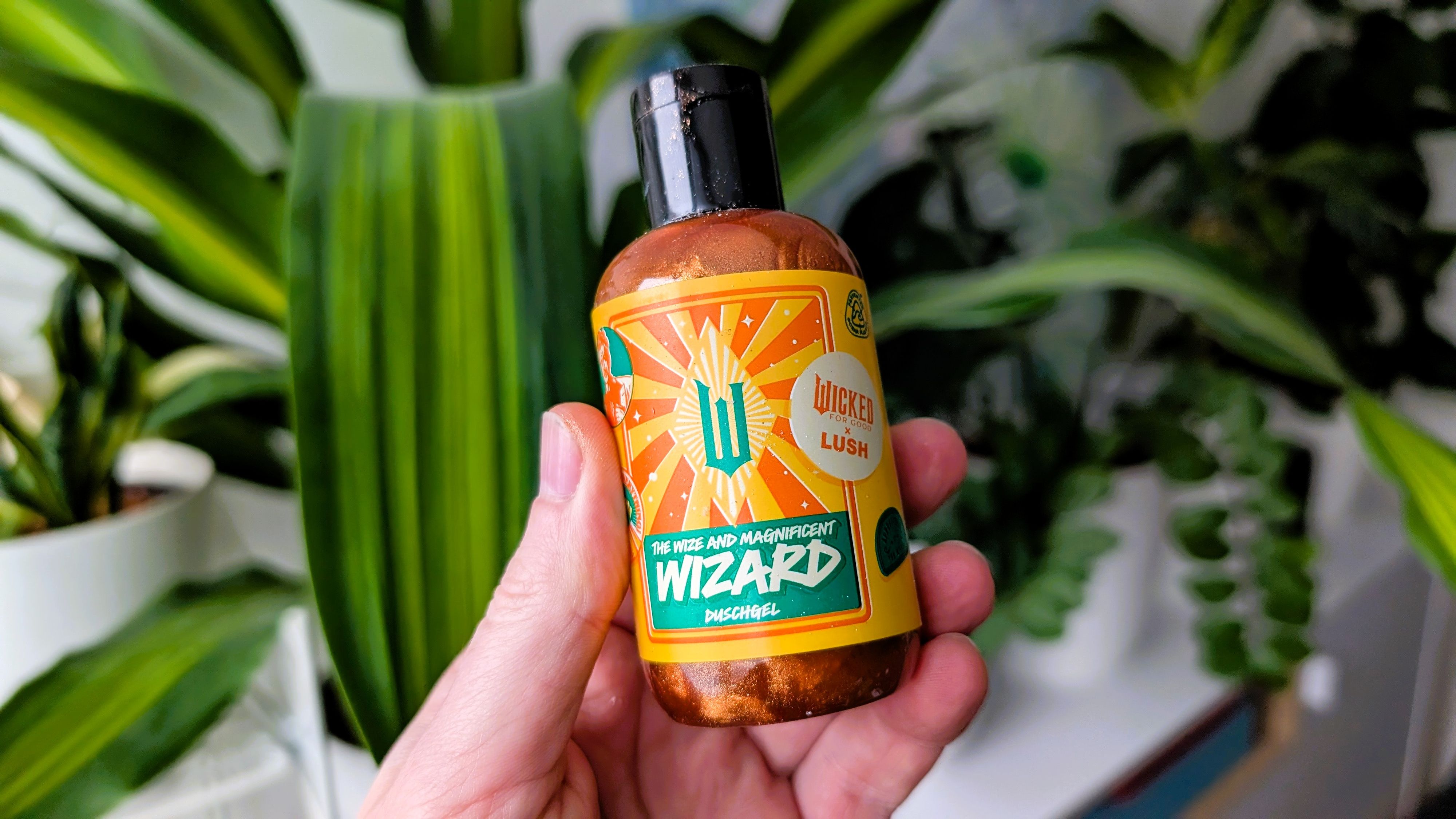 Das The Wize and The Magnificent Wizard Duschgel (13 Euro für 115 ml) ist das pompöse Finale der Wicked-Serie mit seiner schimmernden, an Karamell erinnernden Farbe.