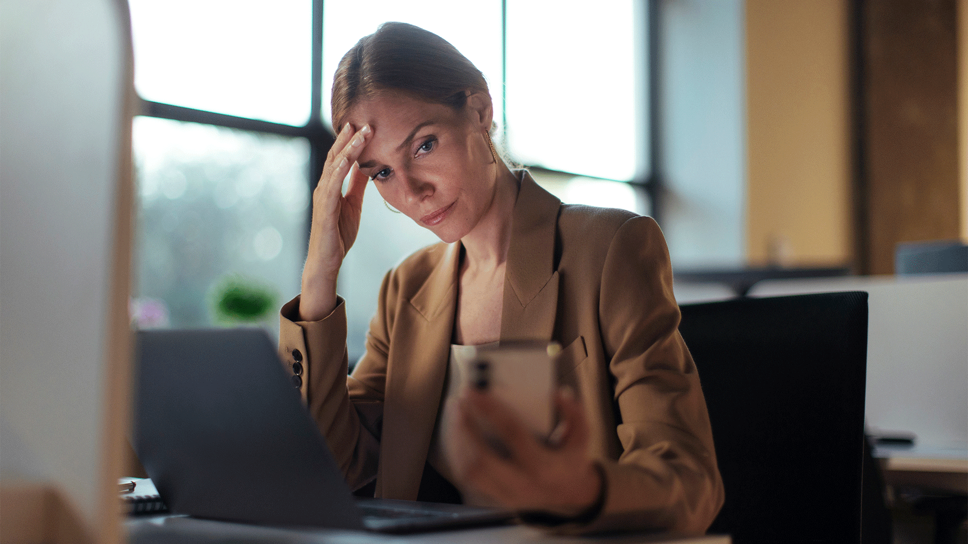 Wer ständig unter Strom steht, fühlt sich oft gereizt, wütend oder sogar weinerlich.