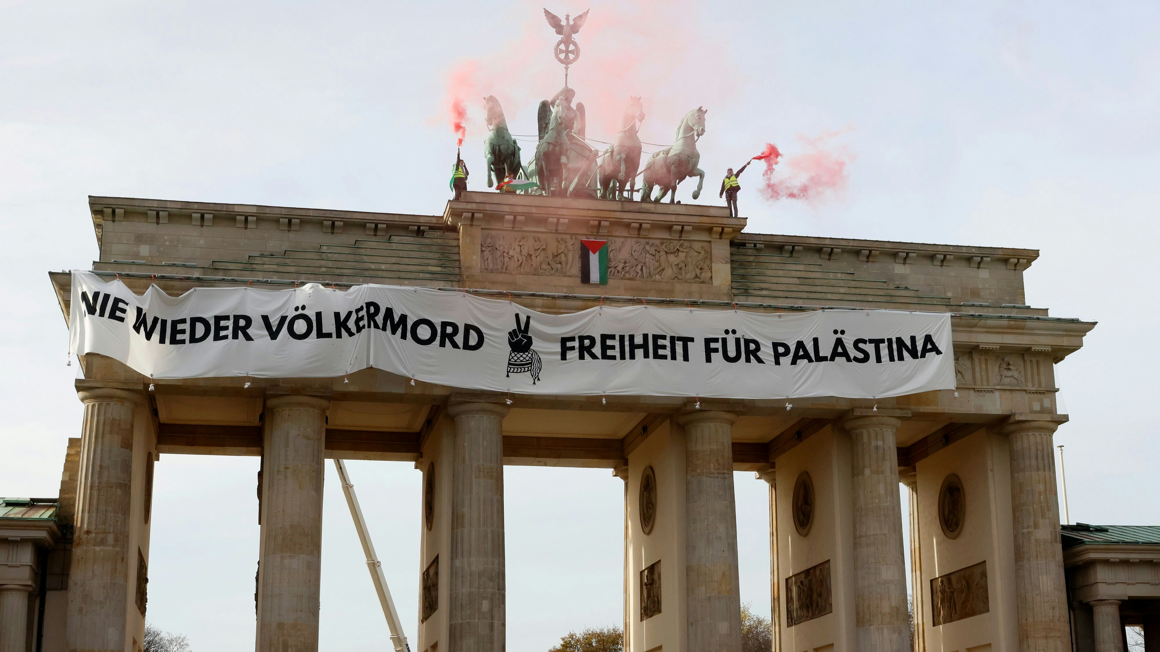 Heute.at - Palästina-Aktivisten klettern auf Brandenburger Tor