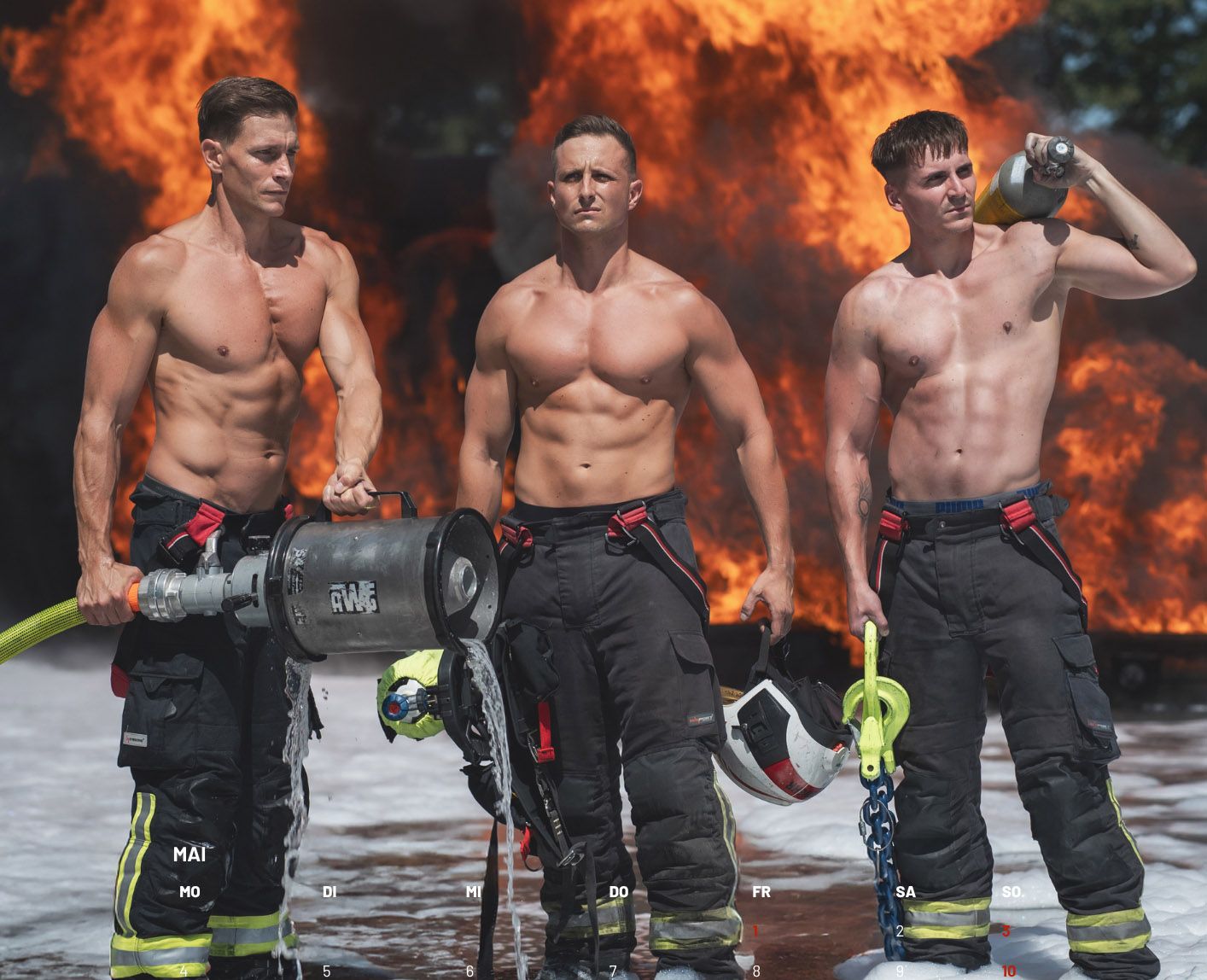 Bernhard Morgenthaler, Martin Studera und Jan Sirch (v.l.) posieren für den Feuerwehrkalender.
