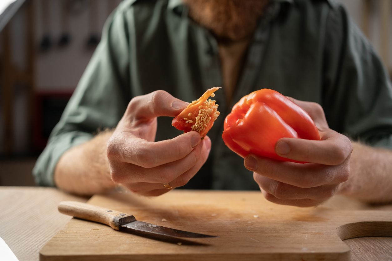 Paprikakerne stecken voller Nährstoffe – und du sparst dir Arbeit, wenn du sie einfach mitisst.