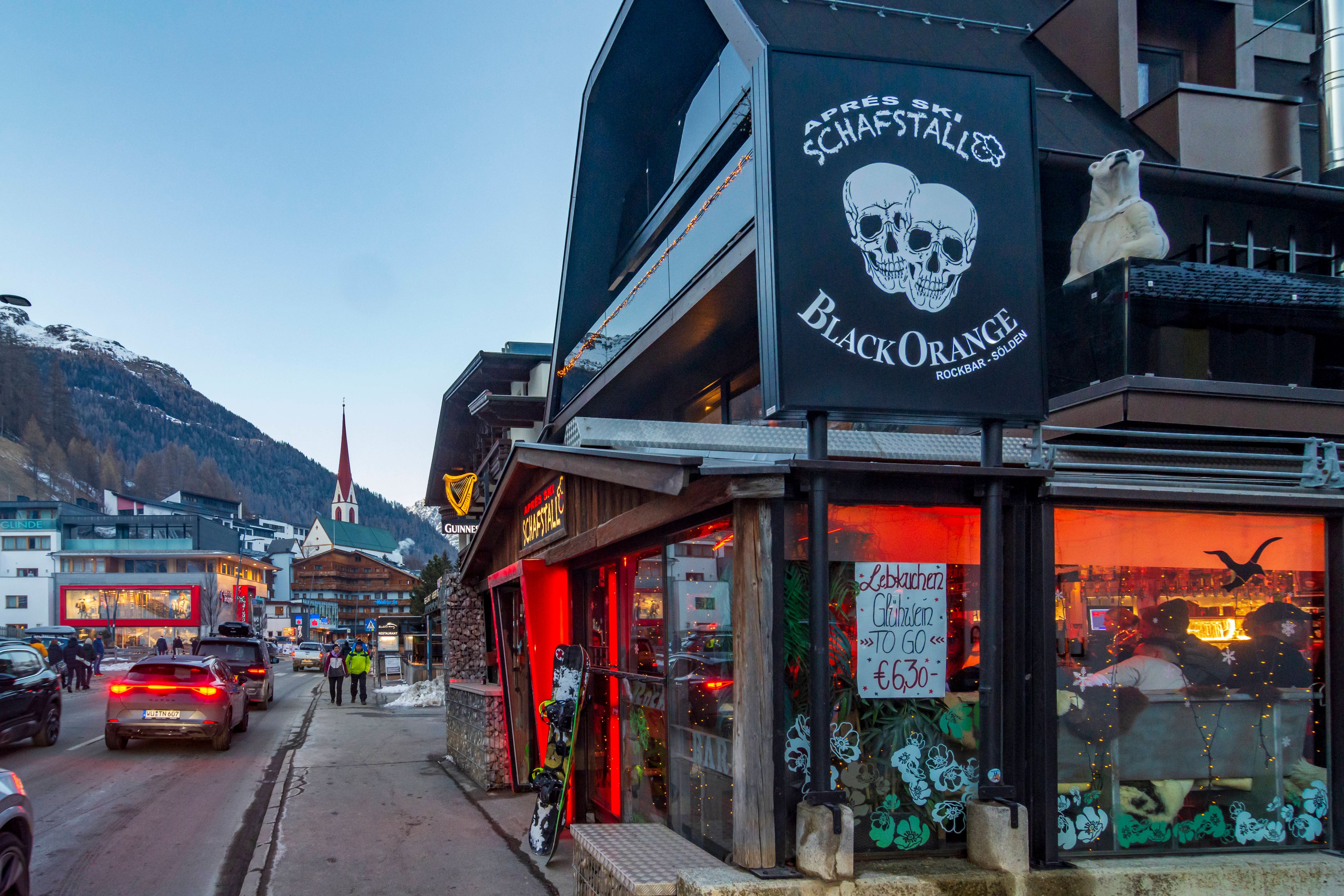 Ein großer Abschnitt der Dorfstraße in Sölden soll zur Alkoholverbotszone werden.