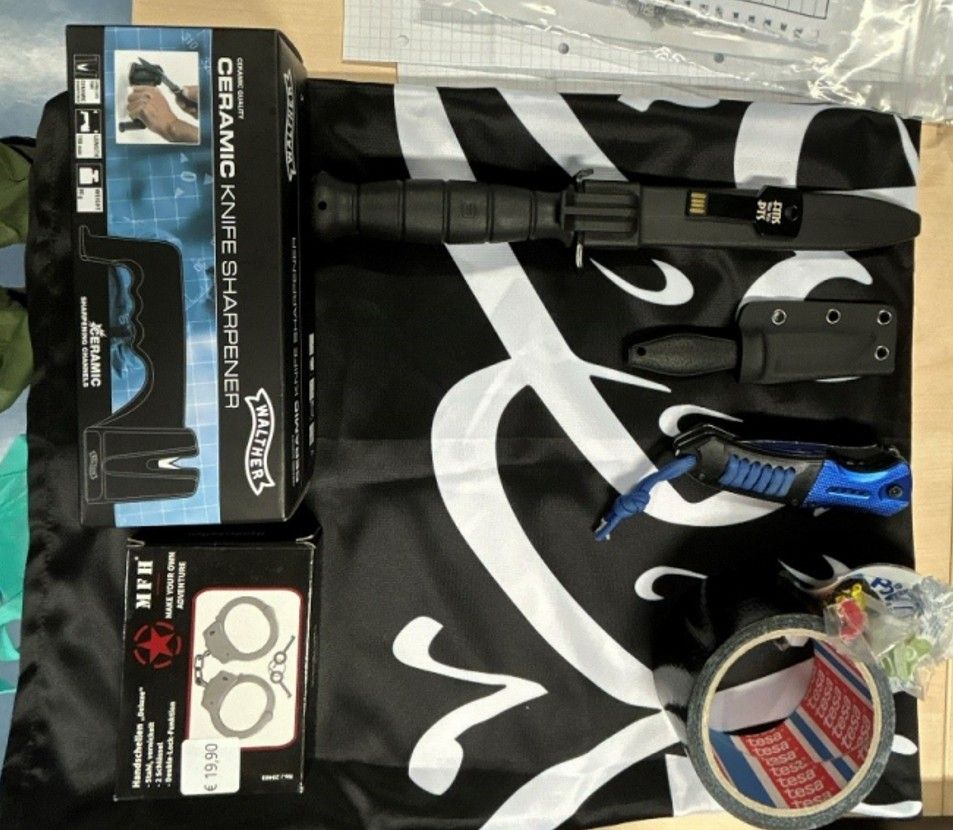 Bei den Hausdurchsuchungen wurden u.a. Waffen und islamistisches Propaganda-Material sichergestellt.