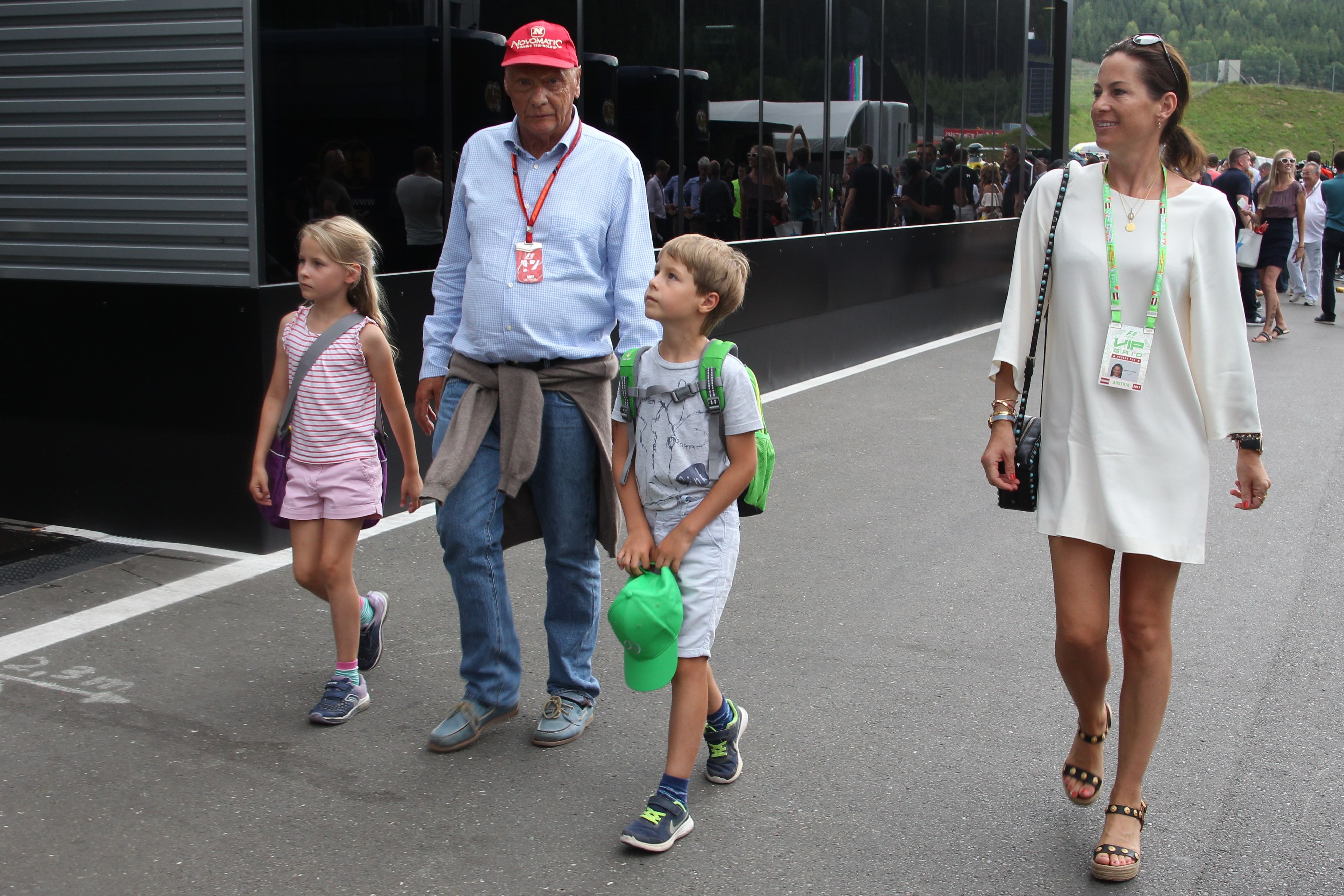 Familie Lauda – Birgit und Niki mit den Zwillingen Mia und Max – beim Österreich-Grand-Prix in Spielberg 2017