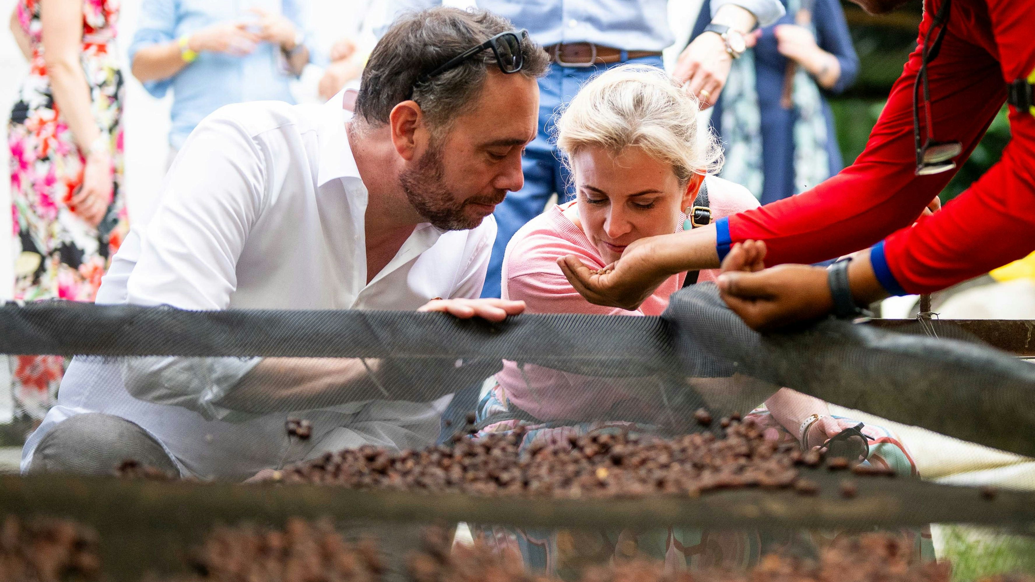 Heute.at - Meinl-Reisinger besichtigt eine Kaffee-Plantage