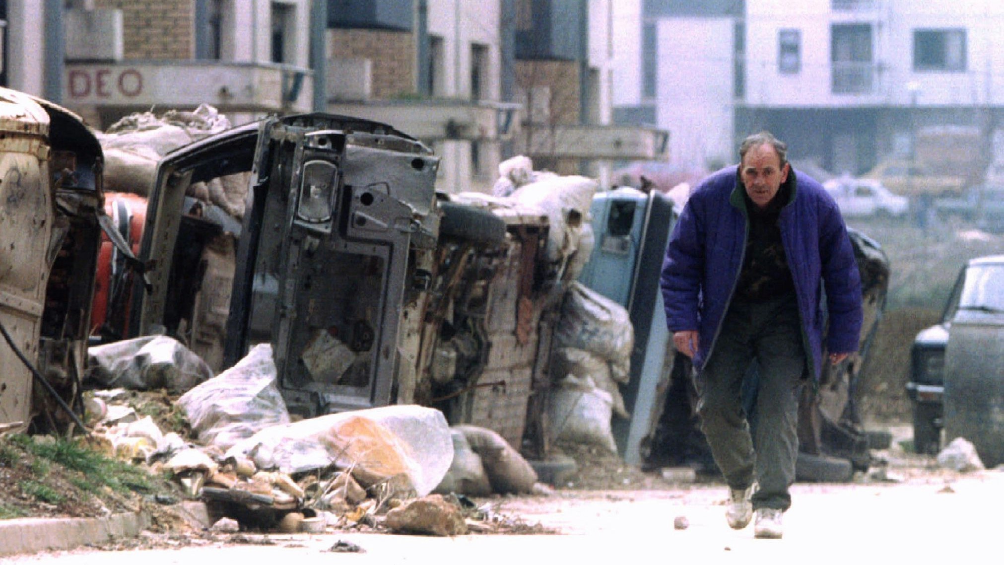 Sarajevo, 26. März 1995: Eine aus zerstörten Autos errichtete "Schutzmauer" soll auf Wegen durch die bosnische Hauptstadt Schutz vor Scharfschützen bieten