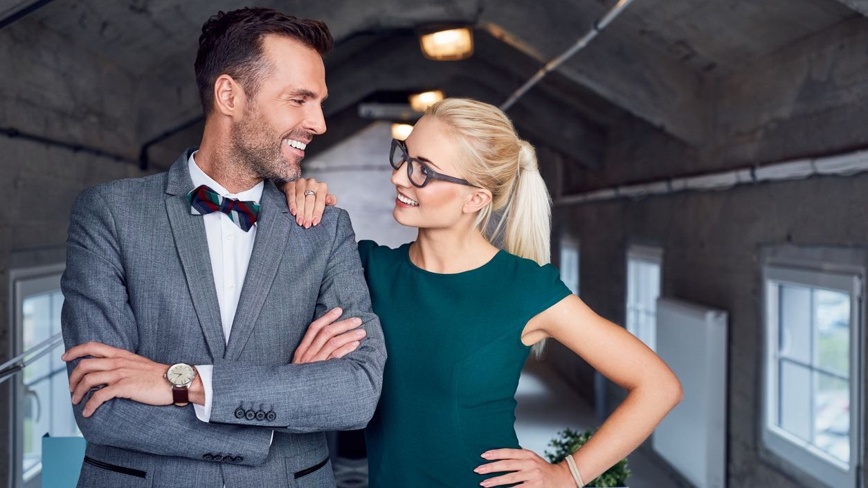 Ein Viertel der Menschen in den USA gibt zu, schon einmal eine Büro-Romanze gehabt zu haben