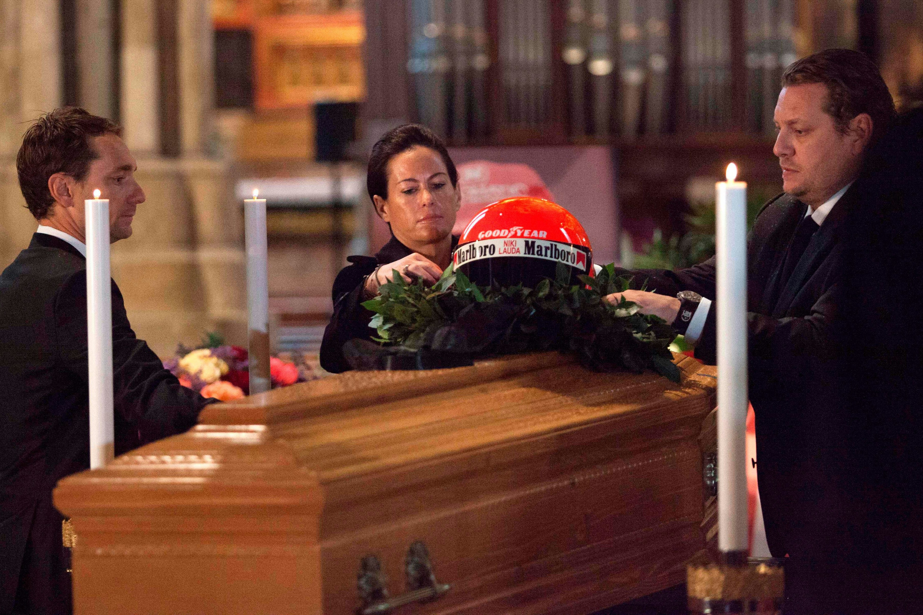 Birgit Lauda mit Nikis Söhnen aus erster Ehe, Mathias (l.) und Lukas, am Sarg von Niki Lauda im Wiener Stephansdom