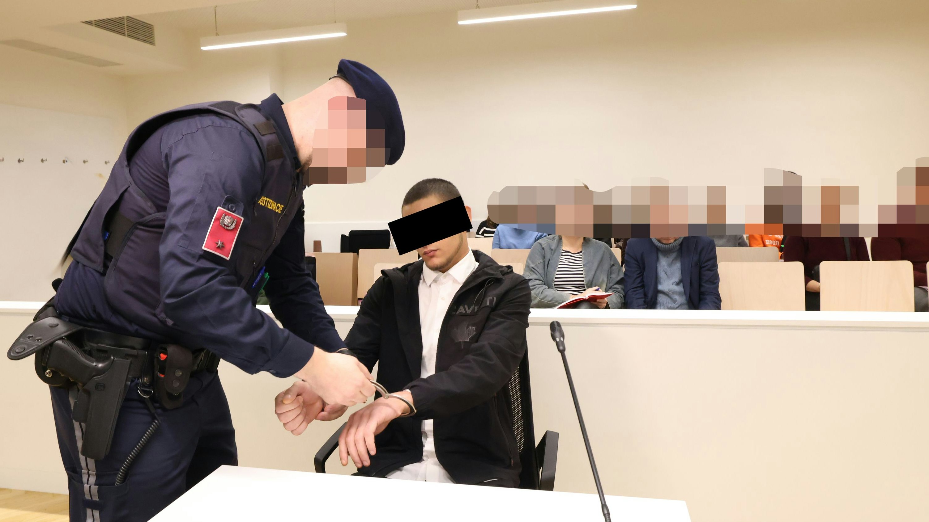 Heute.at - Herzstich wegen Handy: Sechs Jahre Haft für 19-Jährigen