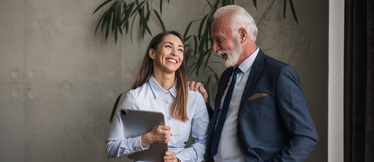 Für Männer rechnen sich Beziehungen eher: ihre Gehaltserhöhung fällt doppelt so hoch aus