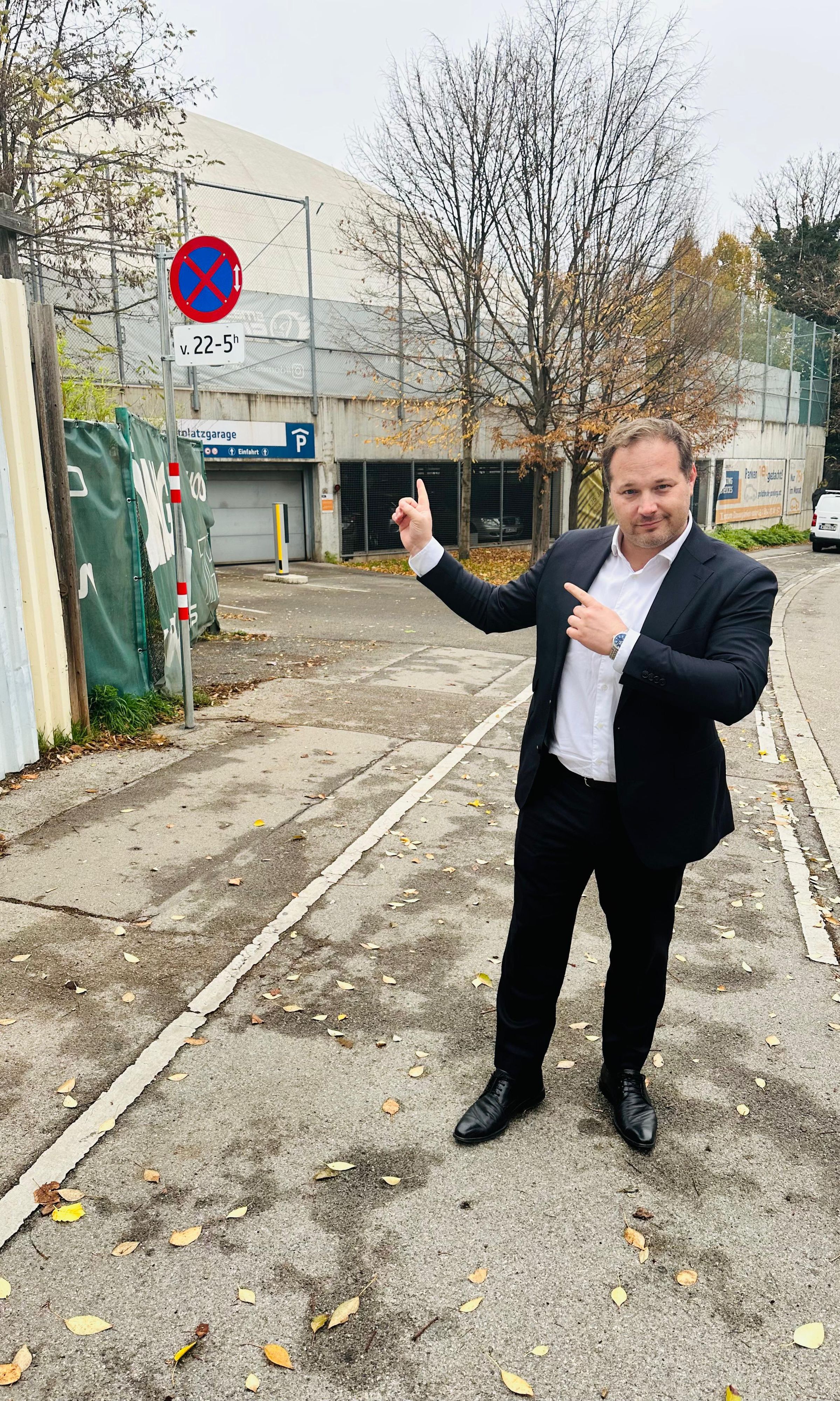 Döblings Bezirkschef Daniel Resch (ÖVP) setzte sich für ein Halte- und Parkverbot ein.