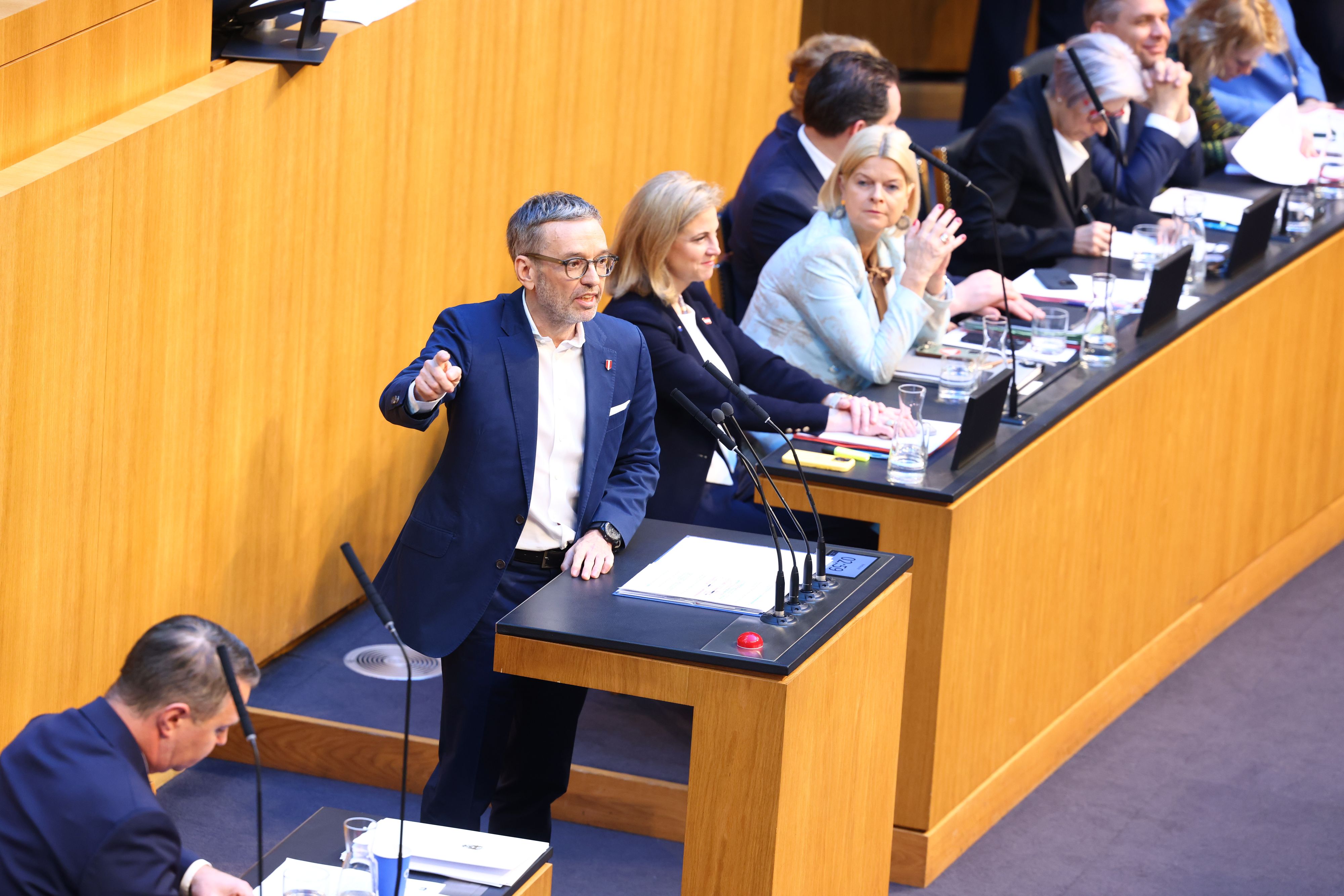 Bei einer Pressekonferenz hat Herbert Kickl (FPÖ) zu einem Polit-Rundumschlag gegen die Regierung ausgeholt.