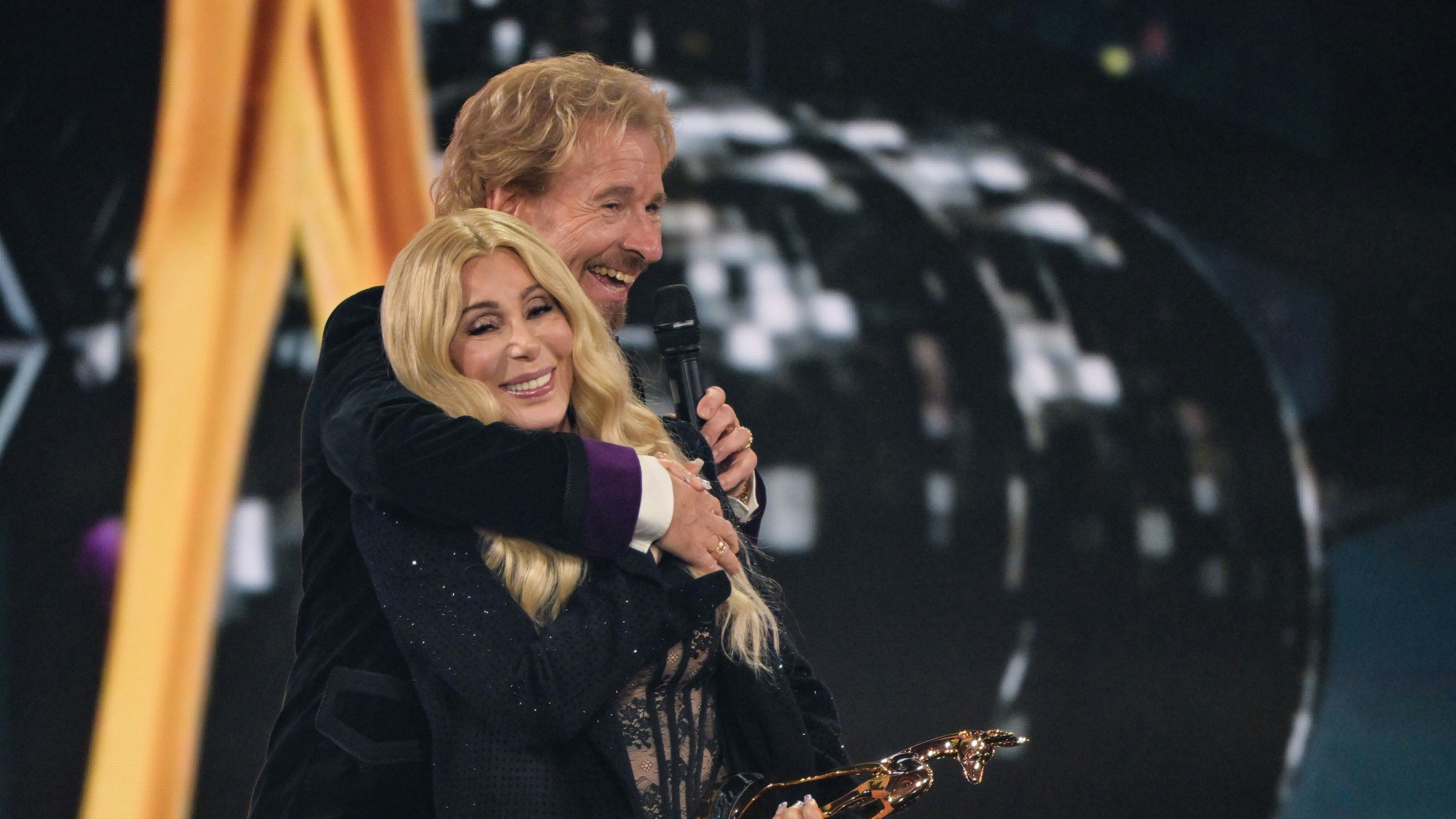 Thomas Gottschalk begrabbelte Cher die ganze Zeit. Warum auch immer.