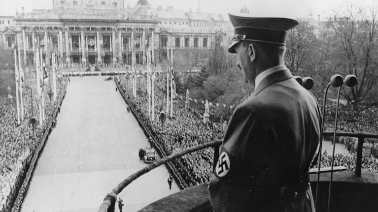 In einer zweiteiligen Doku präsentiert der britische TV-Sender Channel 4 am Samstag angeblich neue Erkenntnisse über Adolf Hitler. Die stammen aus ihm selbst. Was die DNA über den Diktator verrät, welche Rolle ein blutiger Stofffetzen spielte und welche ein Mikropenis.