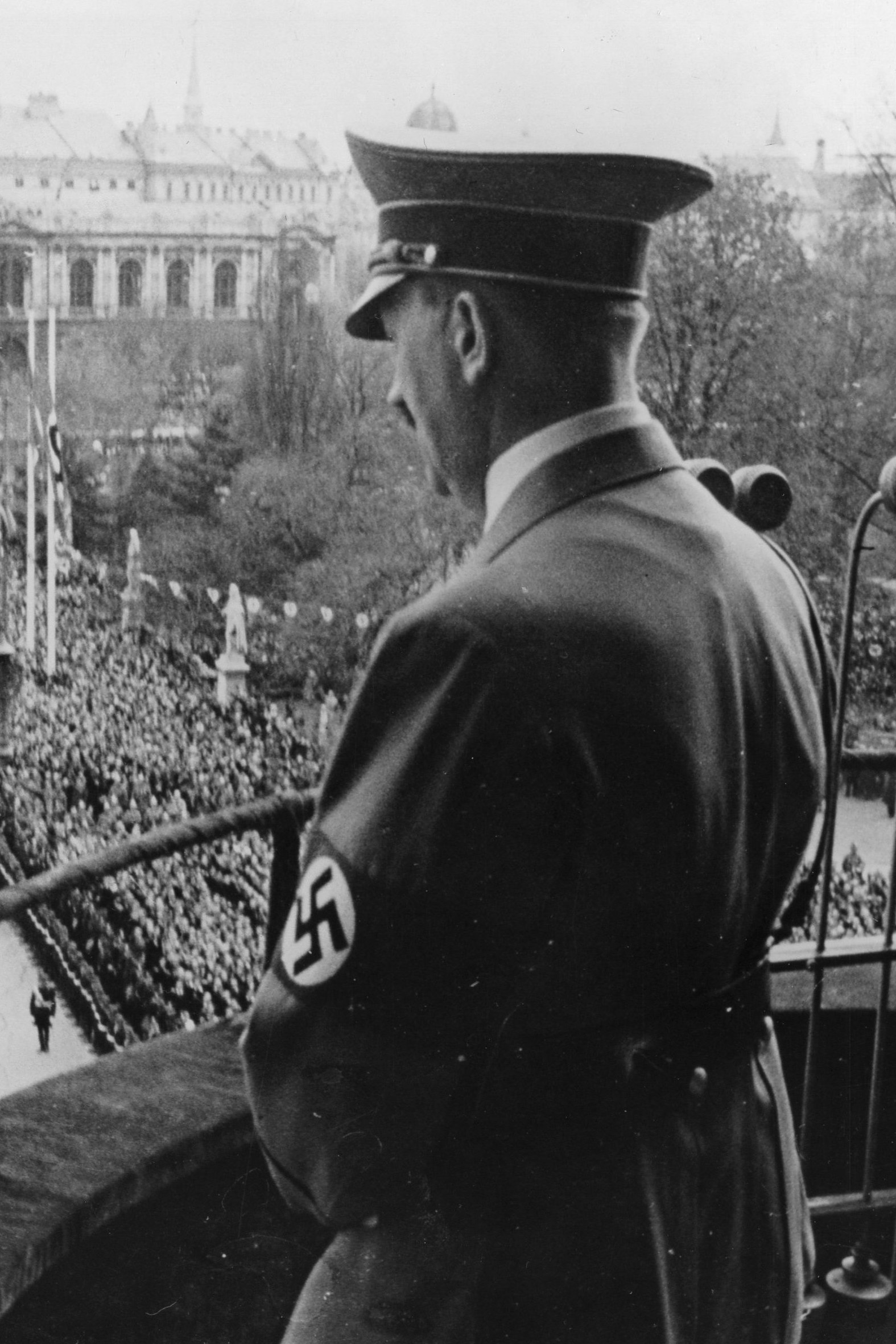 Adolf Hitler auf dem Balkon des Wiener Rathauses