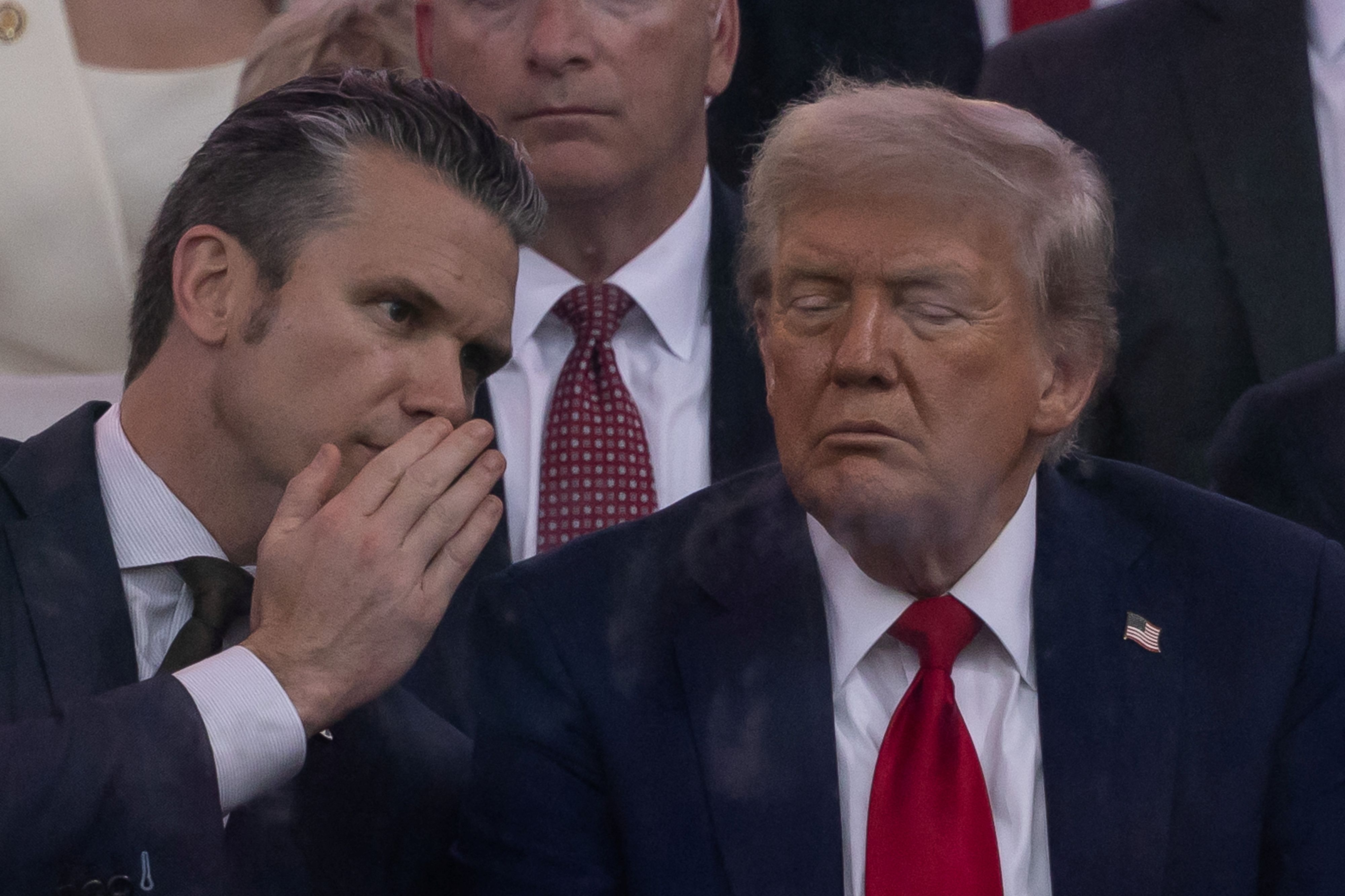 US-Verteidigungsminister Pete Hegeseth (im Bild neben US-Präsident Donald Trump) kündigte weitere US-Militäroperationen an. 