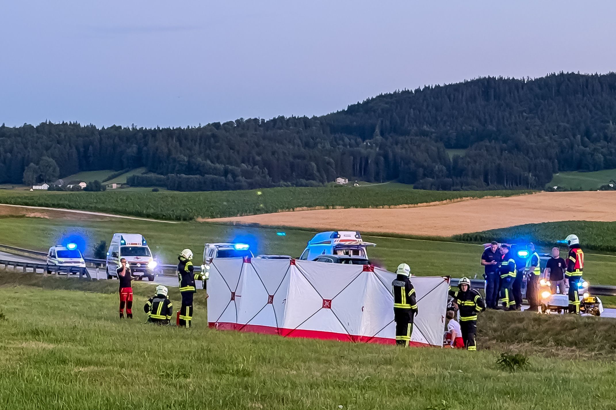 Ein 25-Jähriger überholte im Juli, übersah zwei Mopeds. Zwei Teenager erlitten dabei schwere Verletzungen.