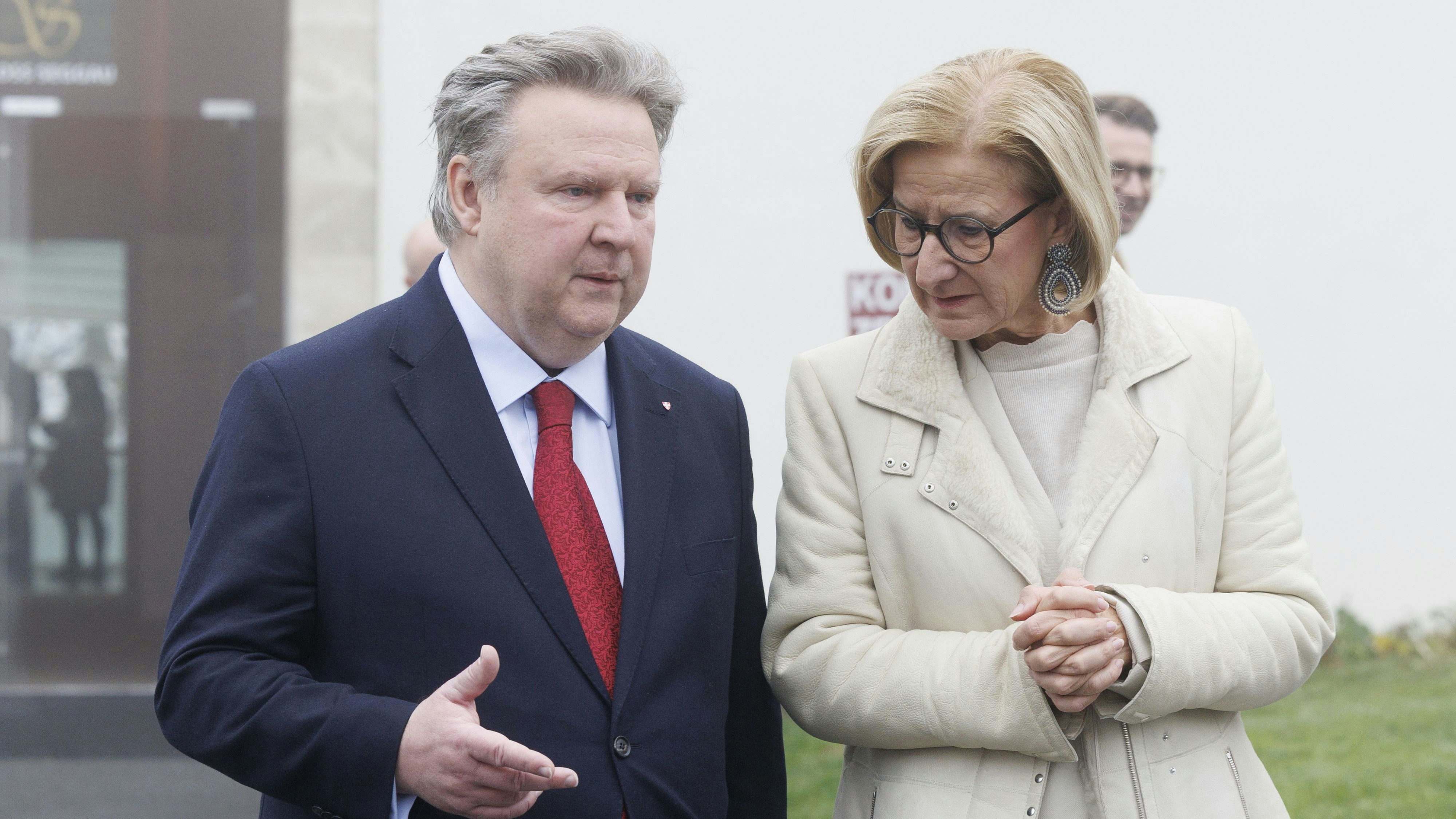 Wiens Bürgermeister Michael Ludwig und Niederösterreichs Landeshauptfrau Johanna Mikl-Leitner bei der Landeshauptleutekonferenz im steirischen Seggau. 