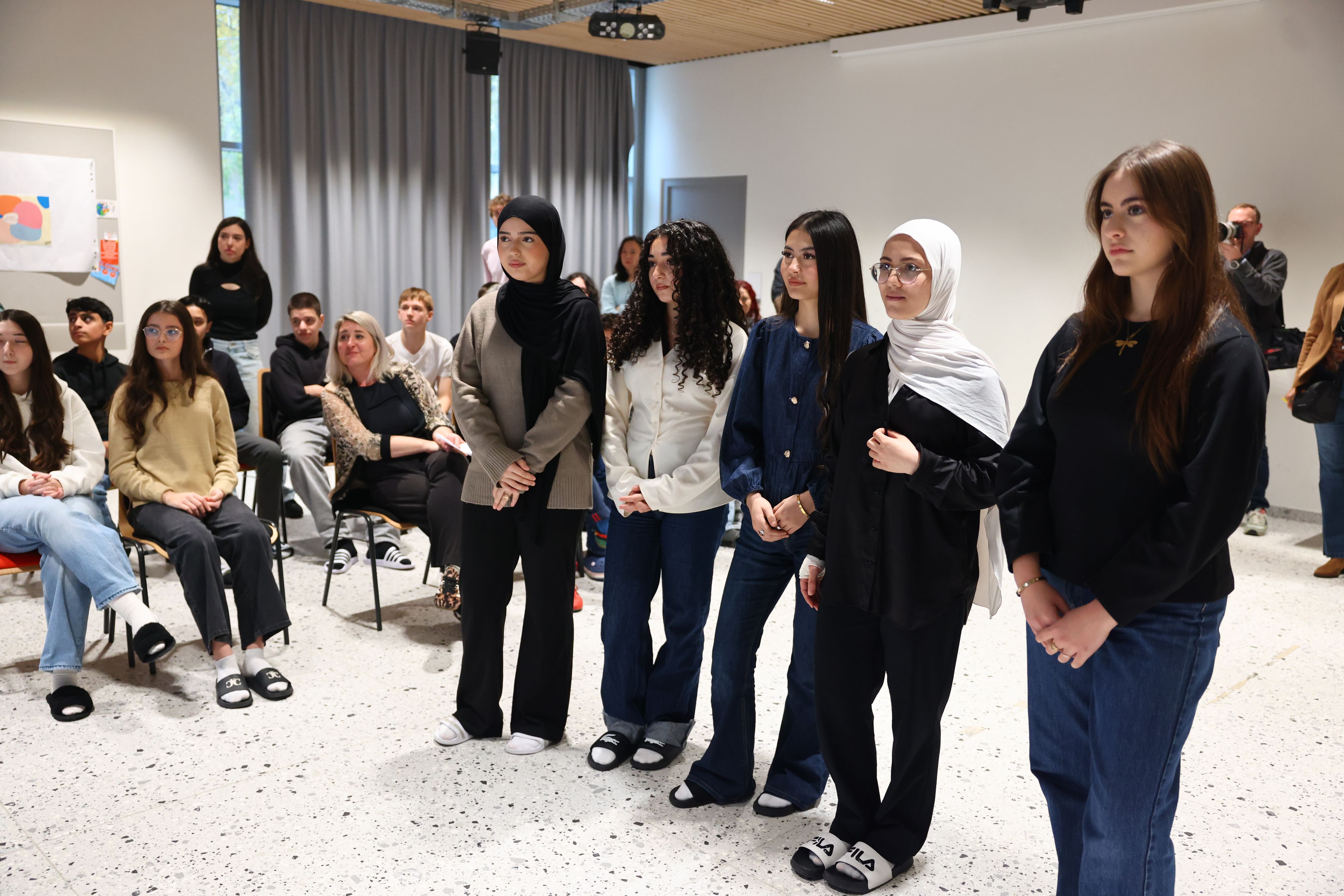 v.l. Büsranur (13), Jade (15), Najla (14), Nour (14) und Irem (14) spielten eine Szene zum Thema Kopftuch nach.