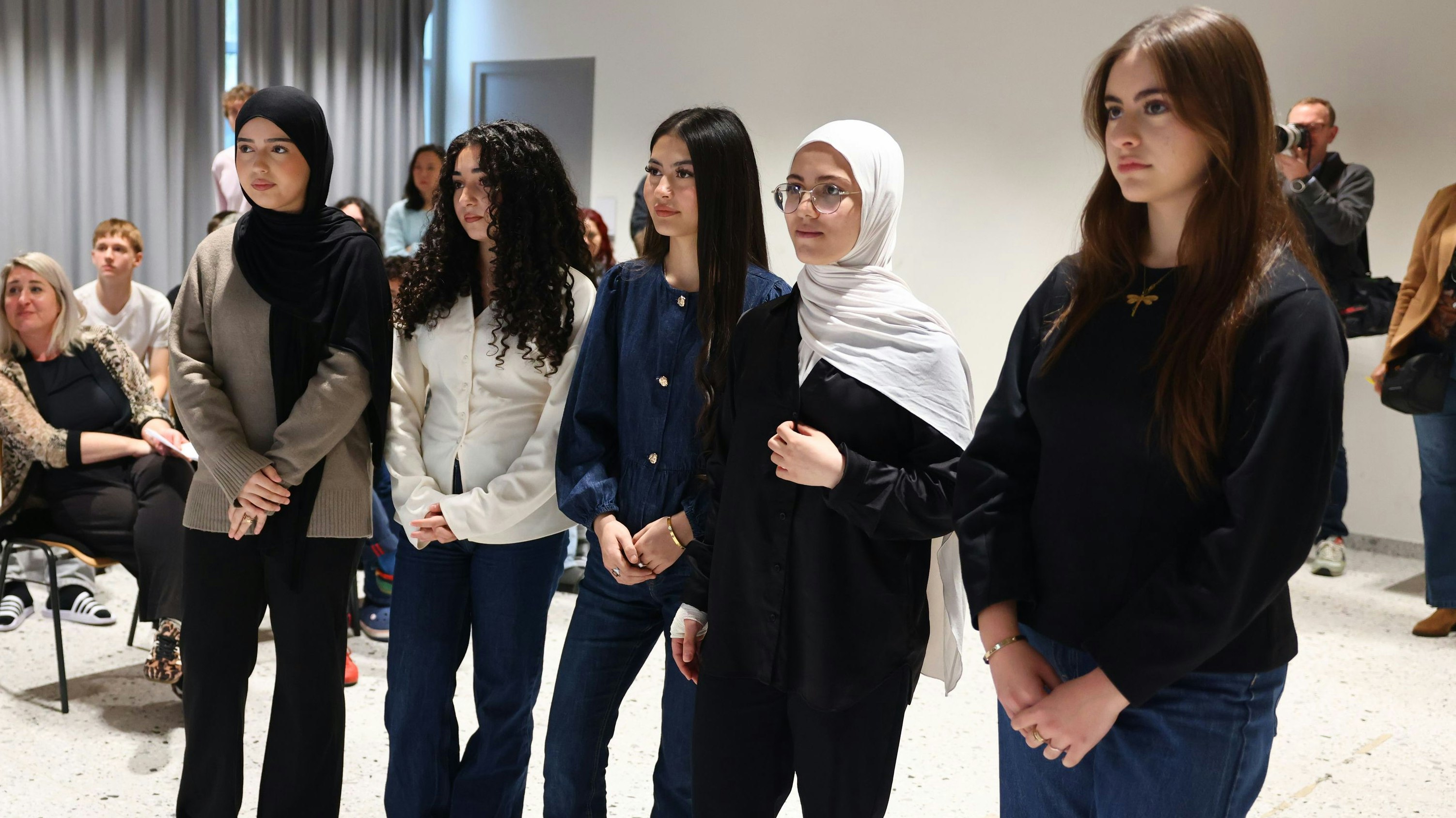 Heute.at - Nour (14) trägt Kopftuch – Wurde von Lehrern gemobbt