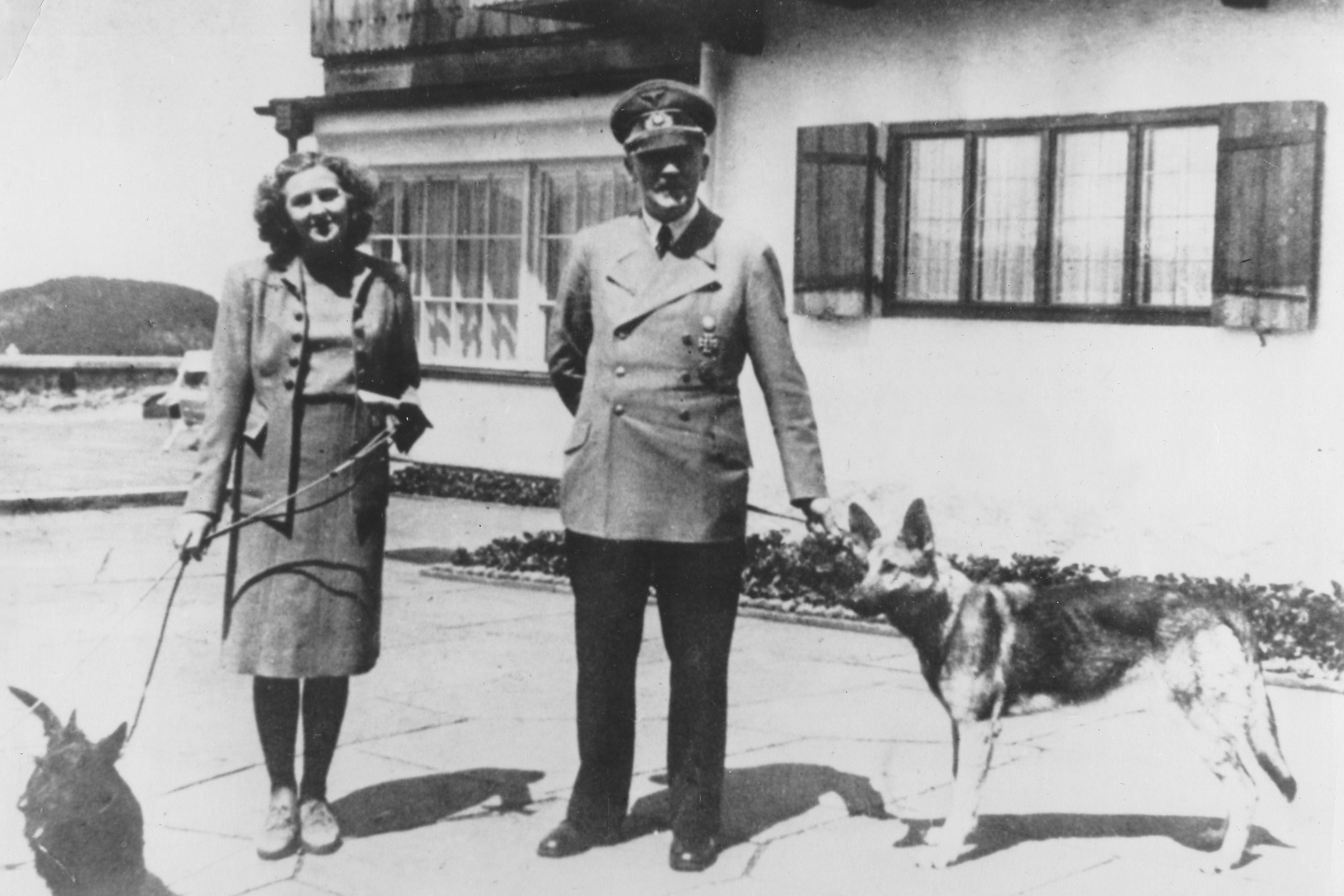 Mit Eva Braun auf dem Obersalzberg bei Berchtesgaden: Hitlers sexuelle Störung soll sein seltsames Verhalten Frauen gegenüber erklären
