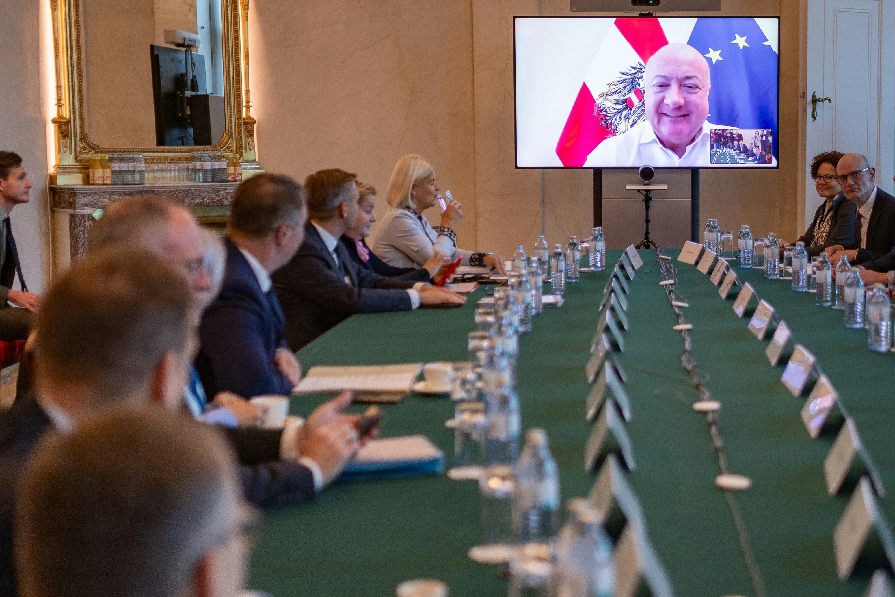 Kanzler Christian Stocker war zum Treffen der Landeshauptleute zugeschaltet, er hat daheim offenbar auch Fahnen rumstehen