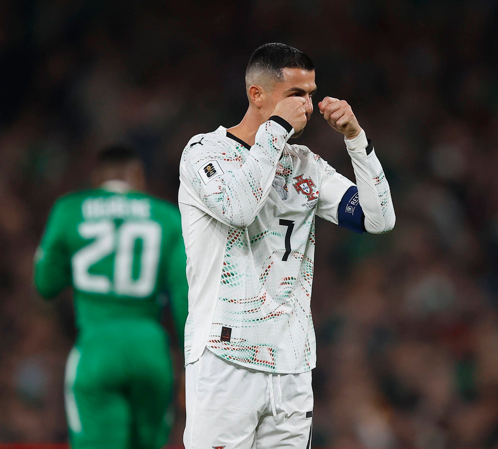 Fußball-Star Cristiano Ronaldo macht eine weinerliche Geste. 