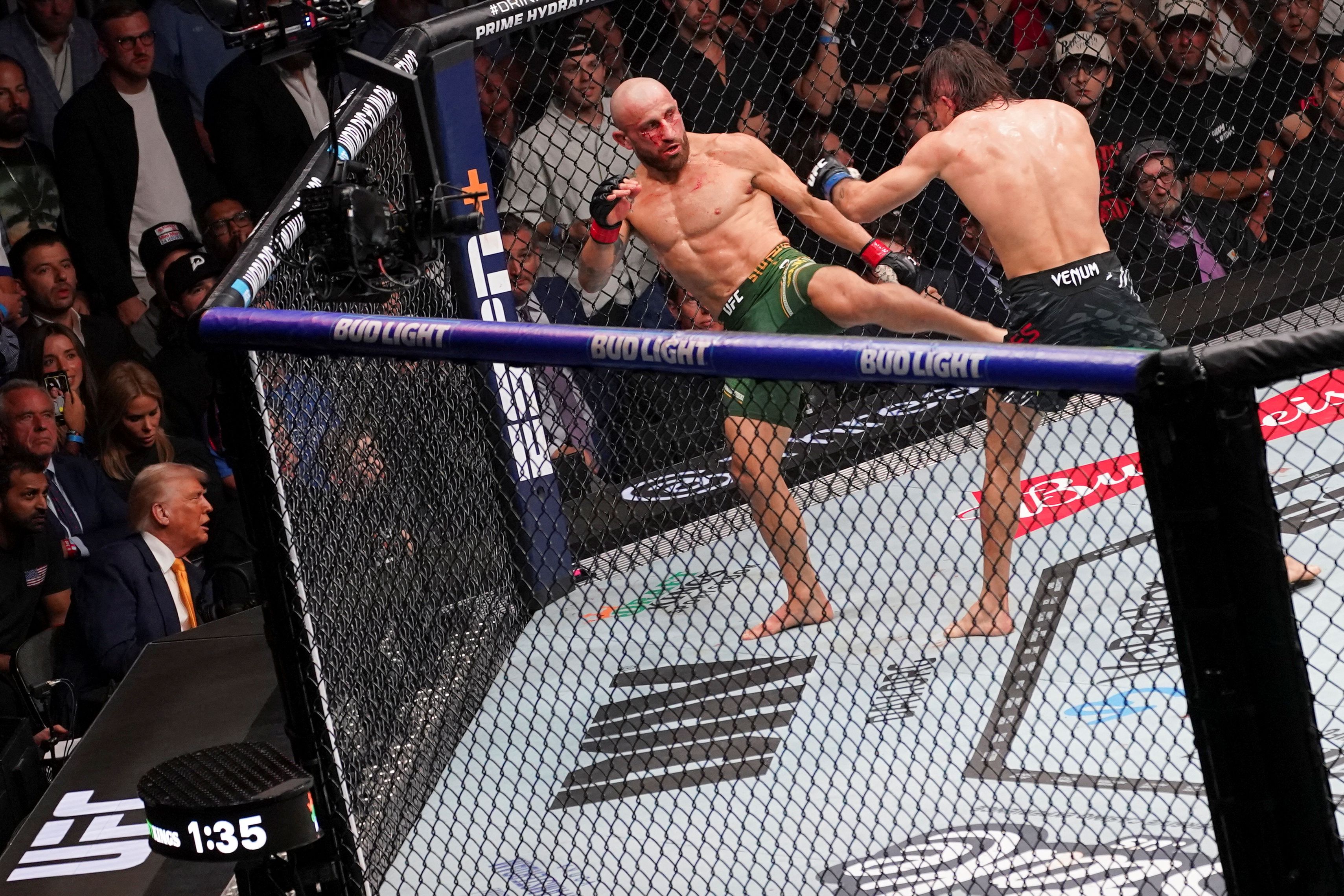 Trump gilt als großer UFC-Fan, hier besuchte er im April 2025 einen Kampf in Miami