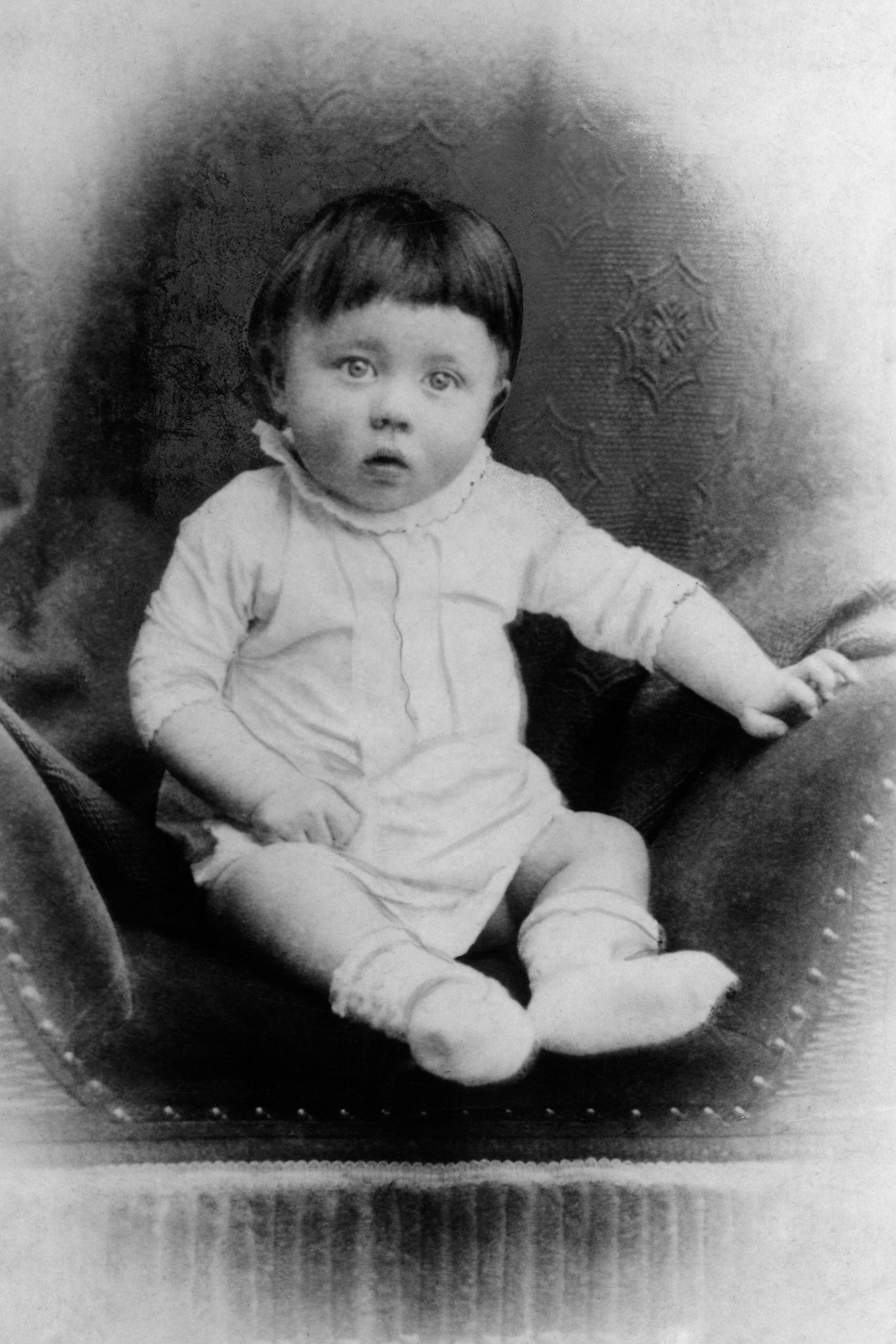 Adolf Hitler als einjähriges Kind, er soll das Kallmann-Syndrom gehabt haben
