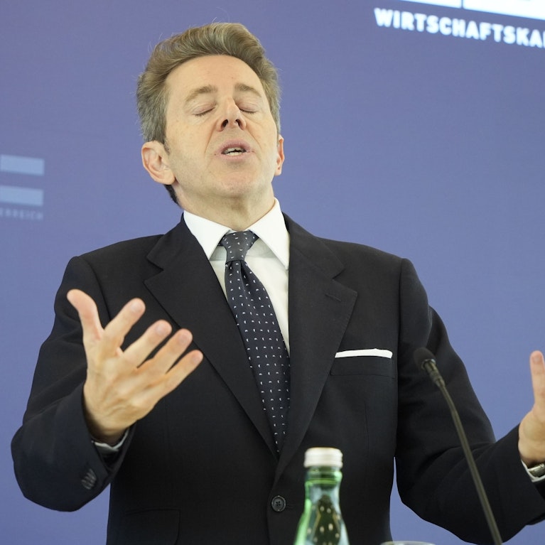 Protokoll einer politischen Woche: Der "Teigtascherl-Gipfel" der Landeshauptleute, wie Harald Mahrer seinen Abschied inszenierte und was es mit den 2.000 Euro Zusatzgage für Kammer-Funktionäre auf sich hat. Ein paar Nebelfelder lassen sich in Österreich lichten.