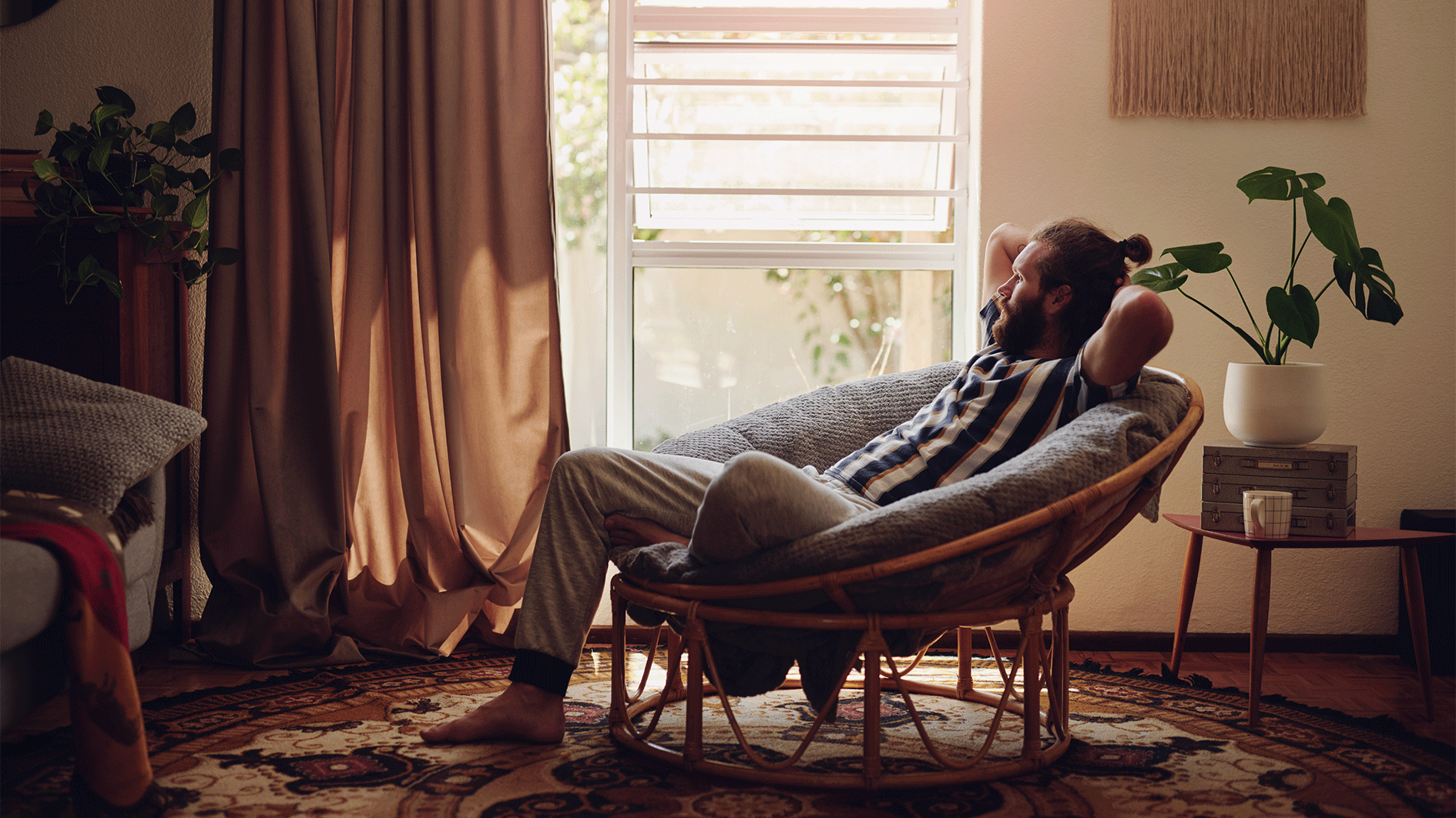 Auch wenn der Prozess mühsam ist, sollten Teppiche, Vorhänge und Kissenbezüge regelmäßig gewaschen werden.