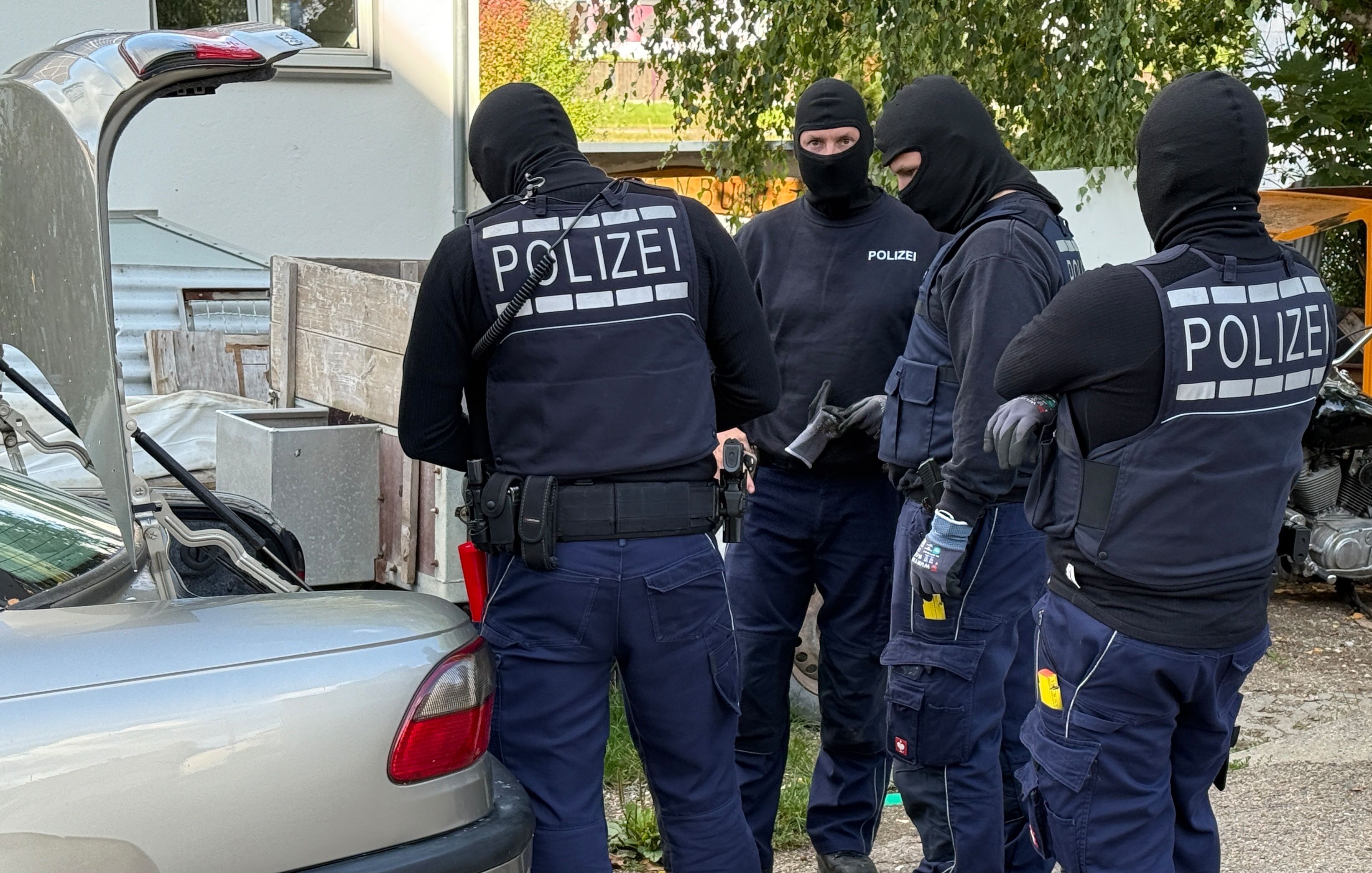 In Deutschland stehen zahlreiche Beamte bei mehreren Razzien im Einsatz. Archivbild. 