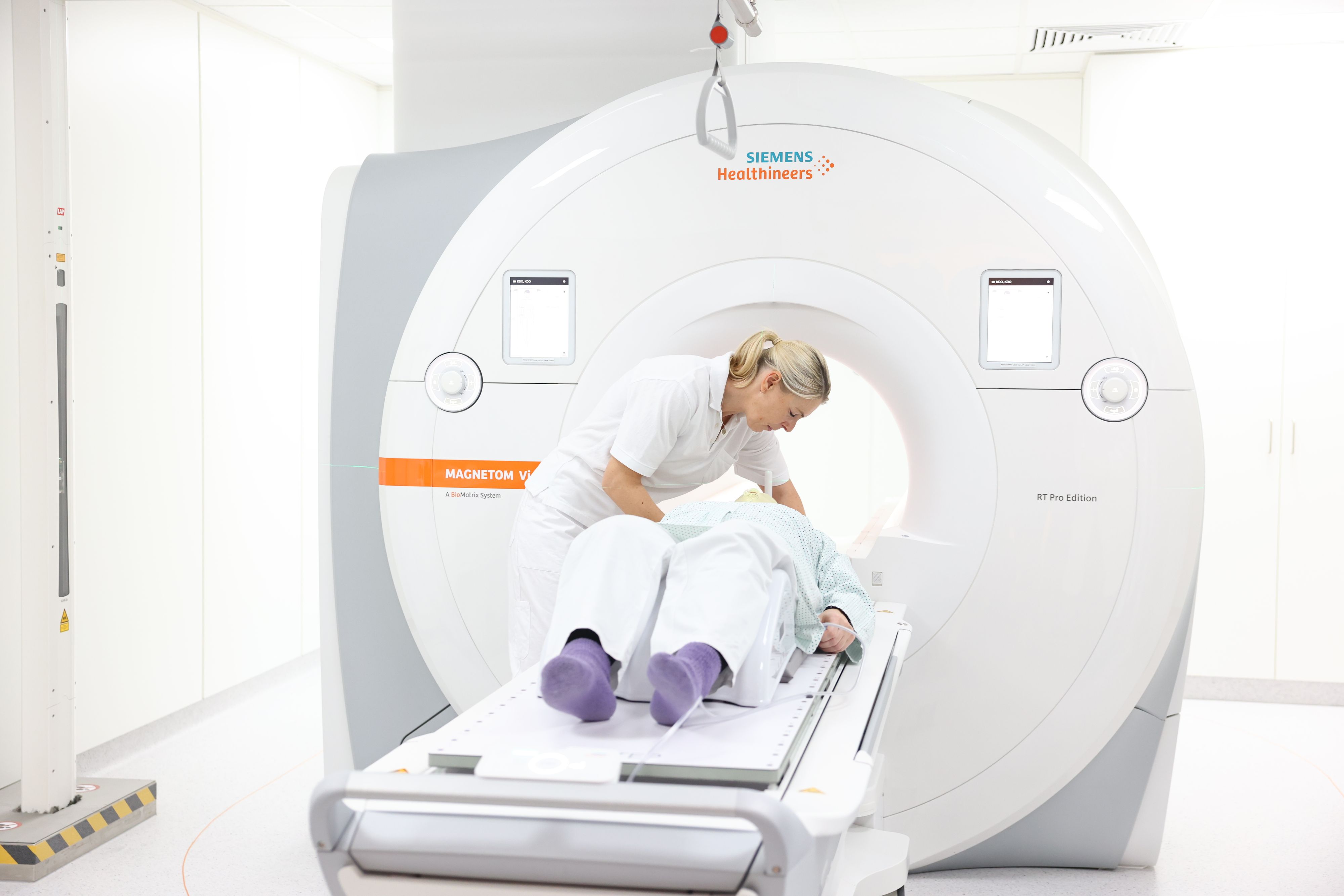 Das neue MRT-Gerät in der Klinik Donaustadt bringt viele Vorteile wie kürzere Wartezeiten und mehr Sicherheit.