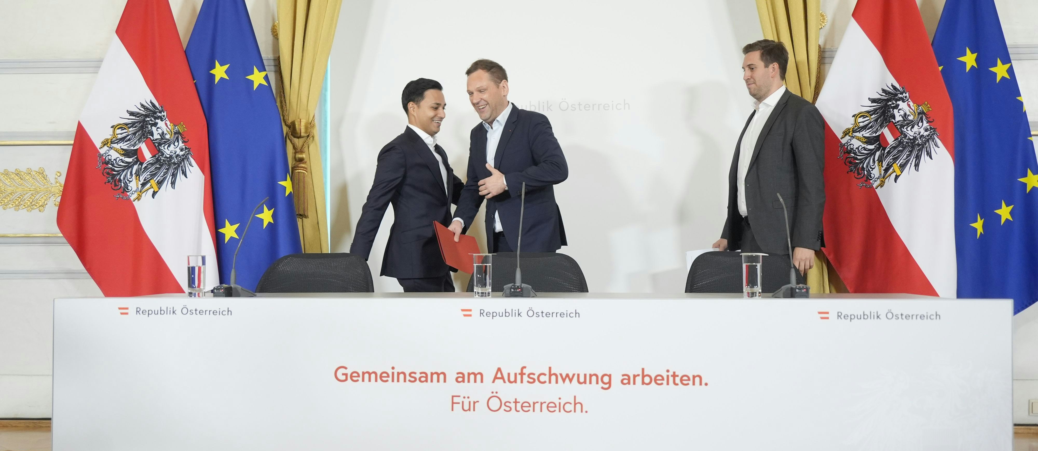 ... NEOS-Klubobmann Yannick Shetty sollte rechts sitzen, was von ihm aus gesehen natürlich links war ...