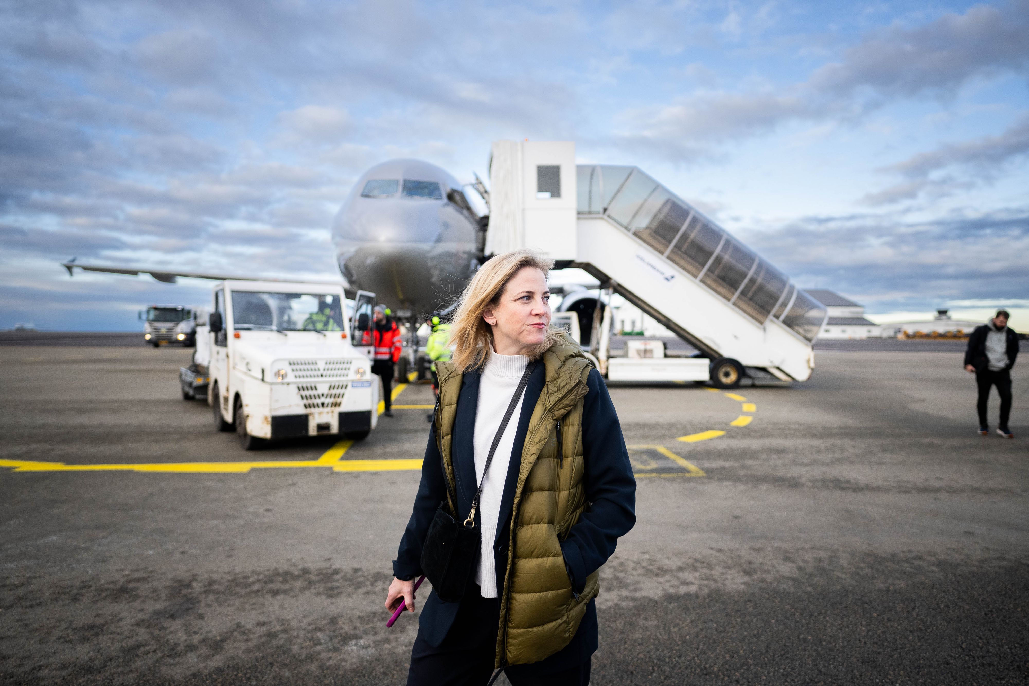 Falls Sie es suchen sollten, das Flugzeug steht genau hinter Ihnen, Frau Meinl-Reisinger
