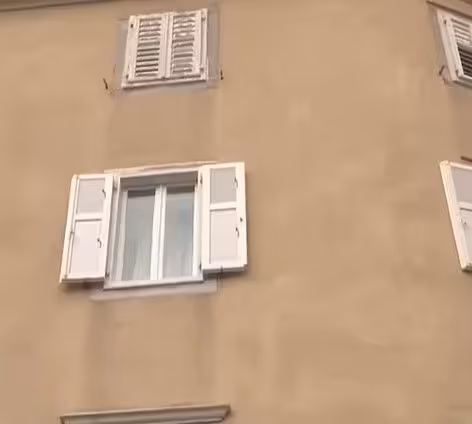 Oleana Stasiuk, die zuvor in psychiatrischer Behandlung war, tötete am 12. November 2025 ihren neunjährigen Sohn Giovanni während eines Besuchs ohne Aufsicht und verletzte sich danach selbst.