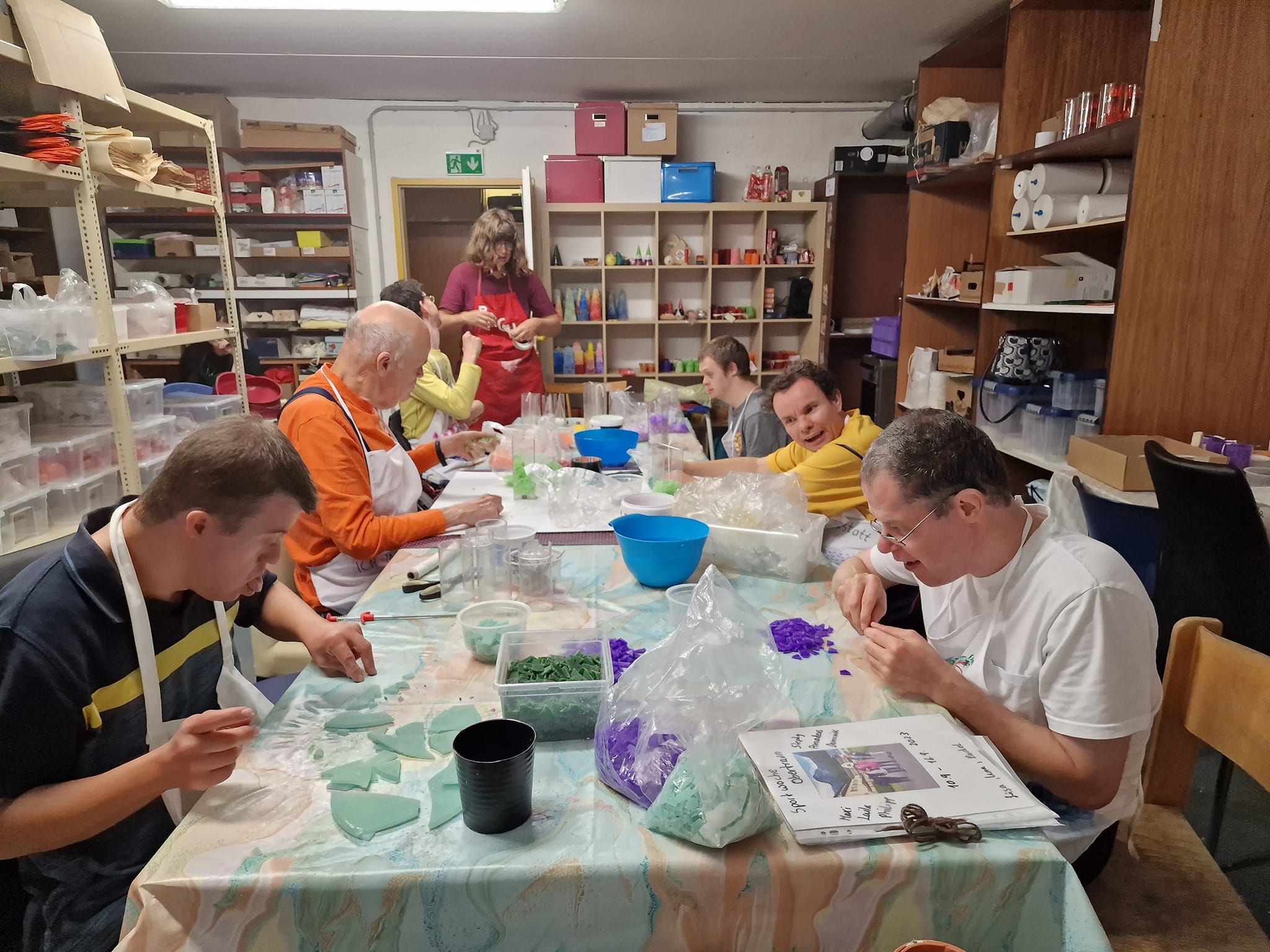 Die Kerzenmacher in ihrer Werkstatt.