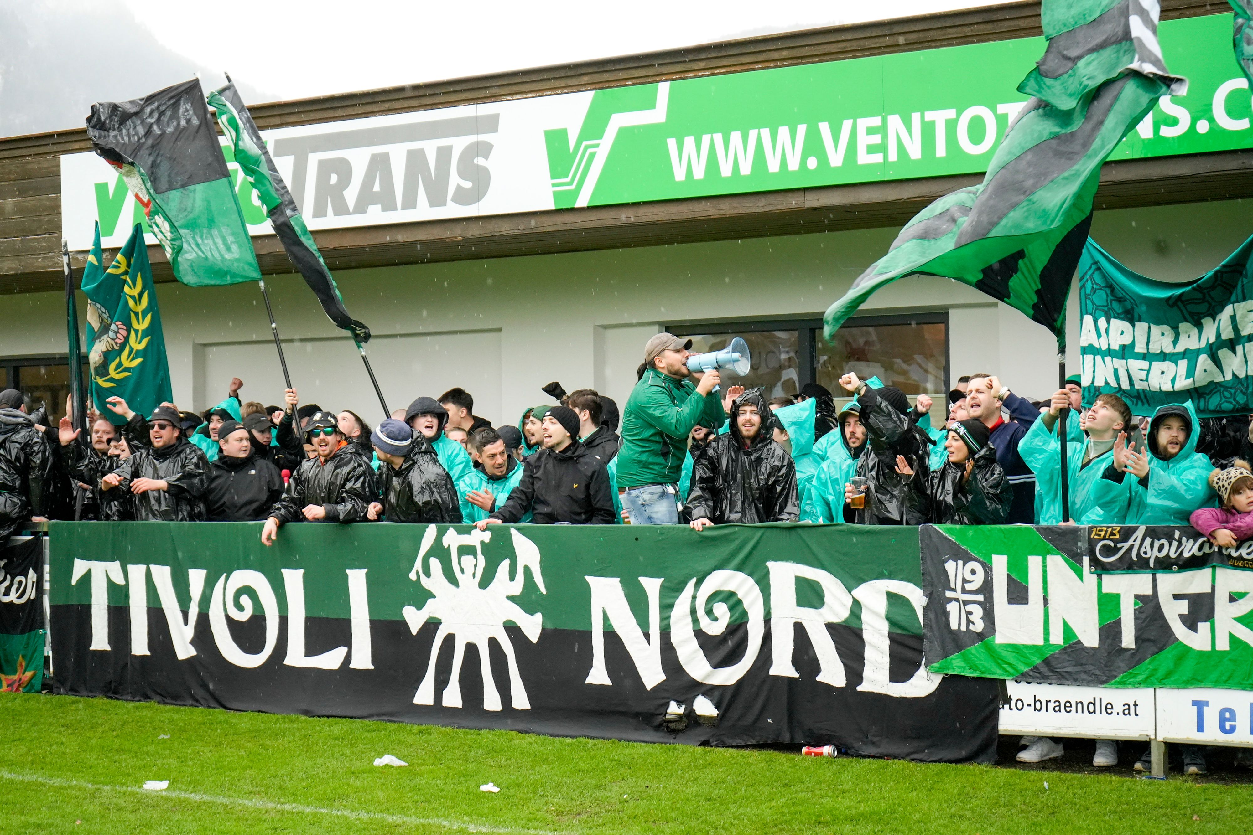 Heute.at - Hooligans attackieren Fans, treten auf Polizei ein