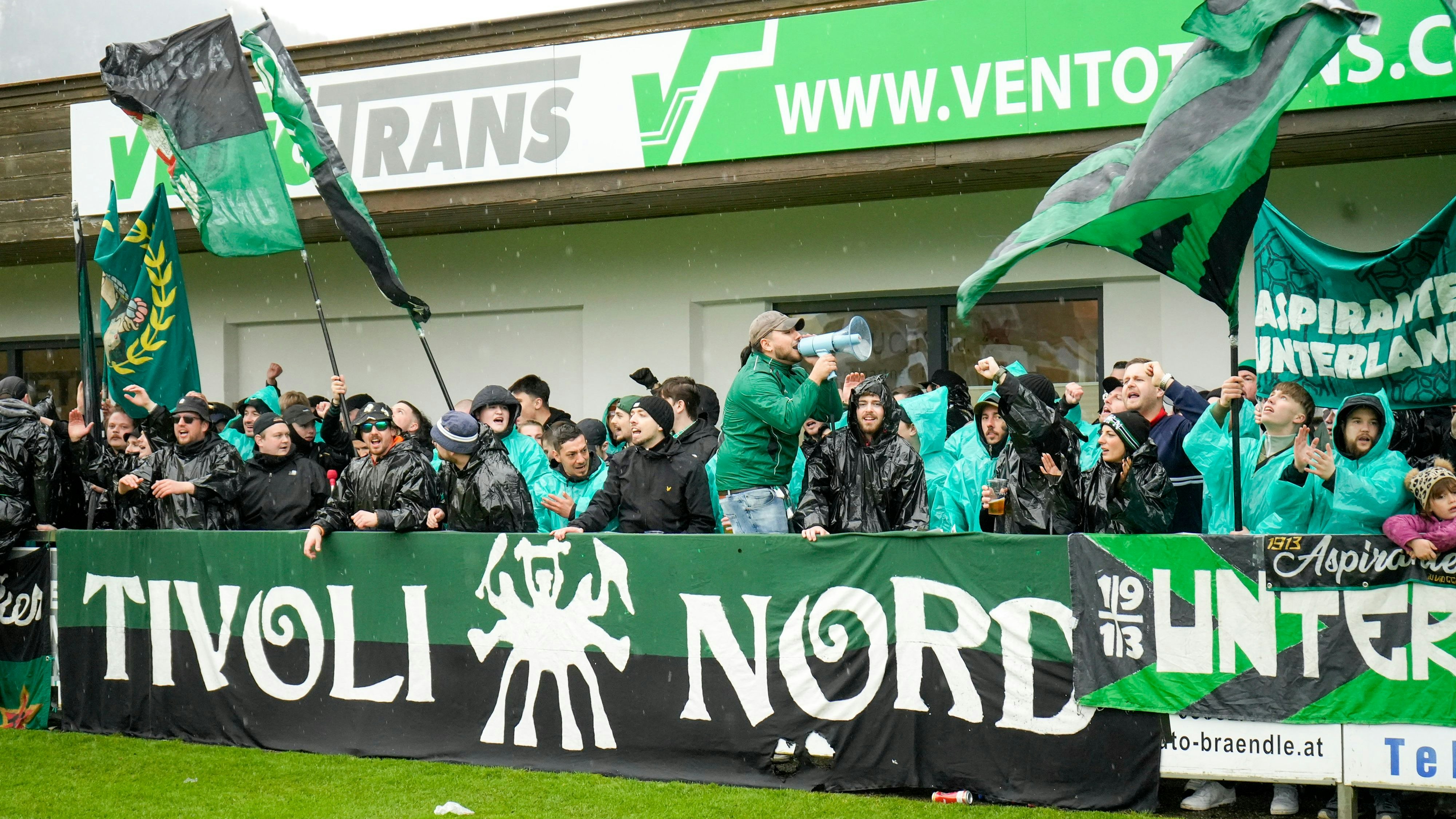 Heute.at - Hooligans attackieren Fans, treten auf Polizei ein