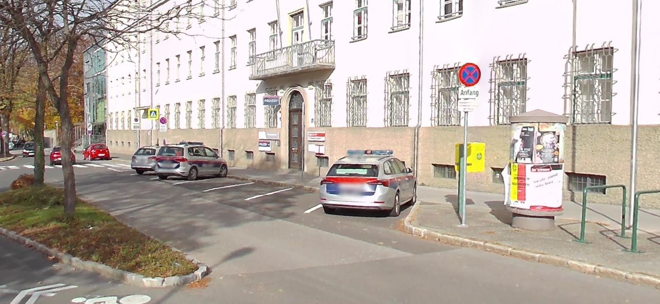 Vor dieser Polizeiinspektion in Spittal an der Drau soll der 45-Jährige einen Streifenwagen in Brand gesetzt haben.