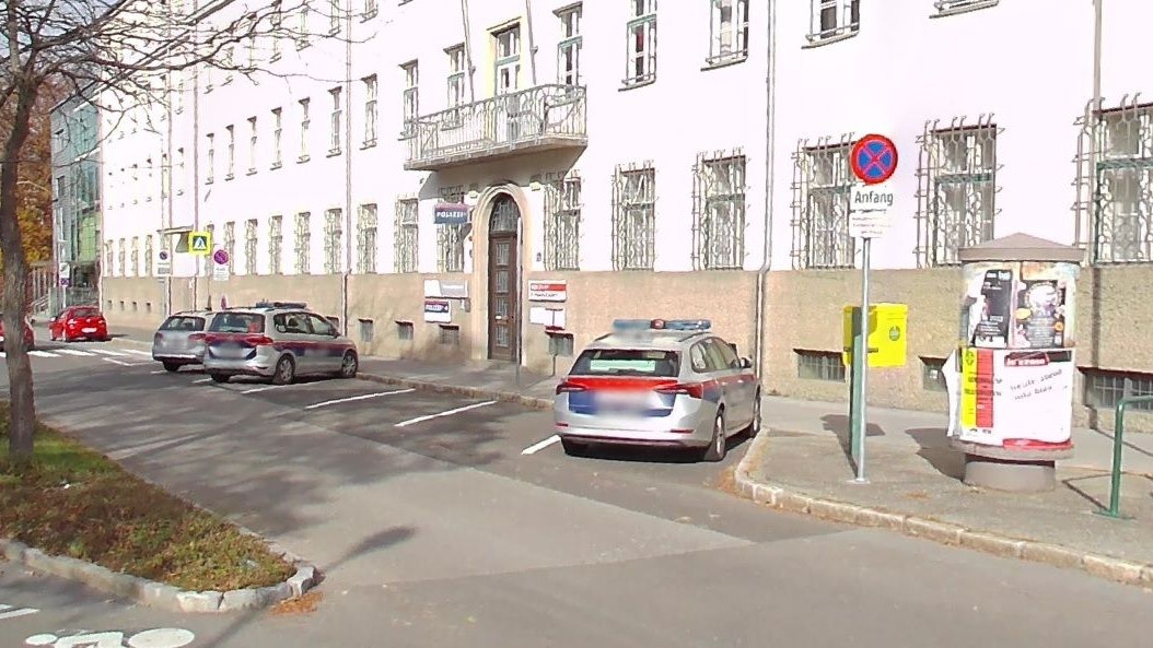 Heute.at - Streifenwagen in Flammen – Polizei stellt Feuerteufel