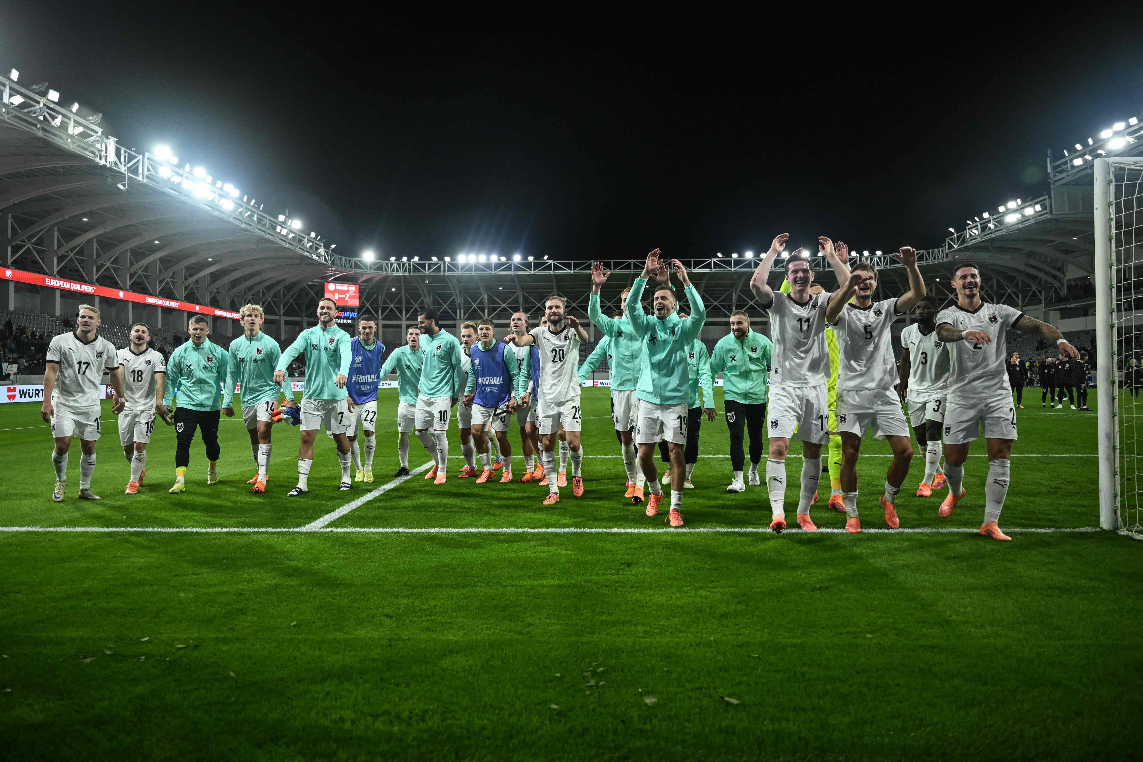 Österreichs Teamspieler feiern den Auswärtssieg auf Zypern. 