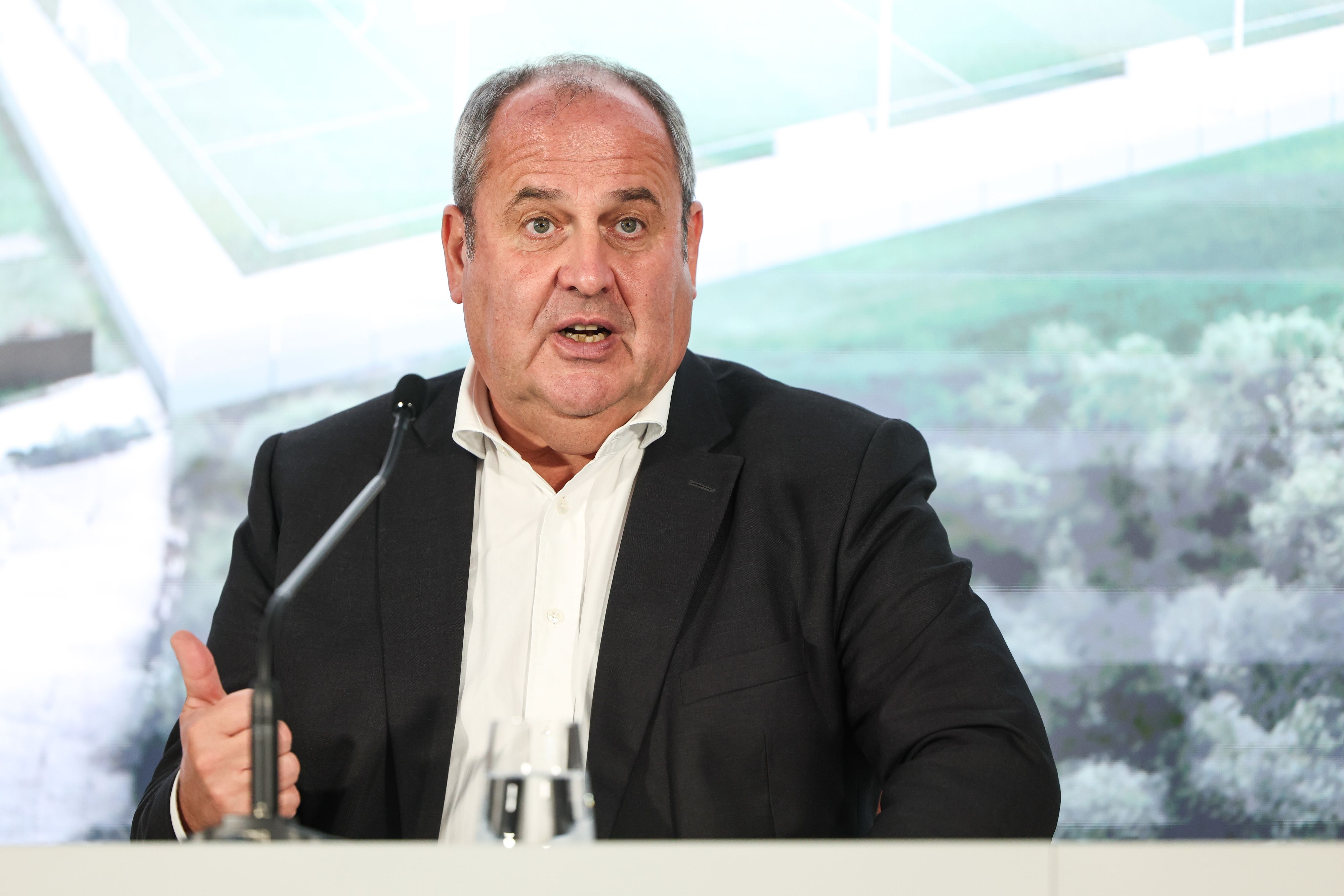 Josef Pröll möchte am VAR festhalten.